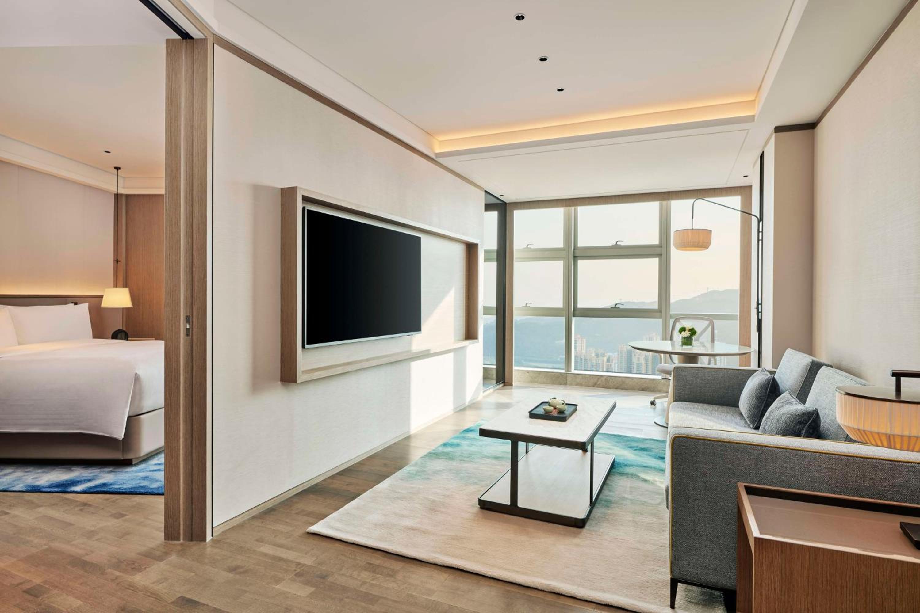 Deluxe King Suite - Photo 2