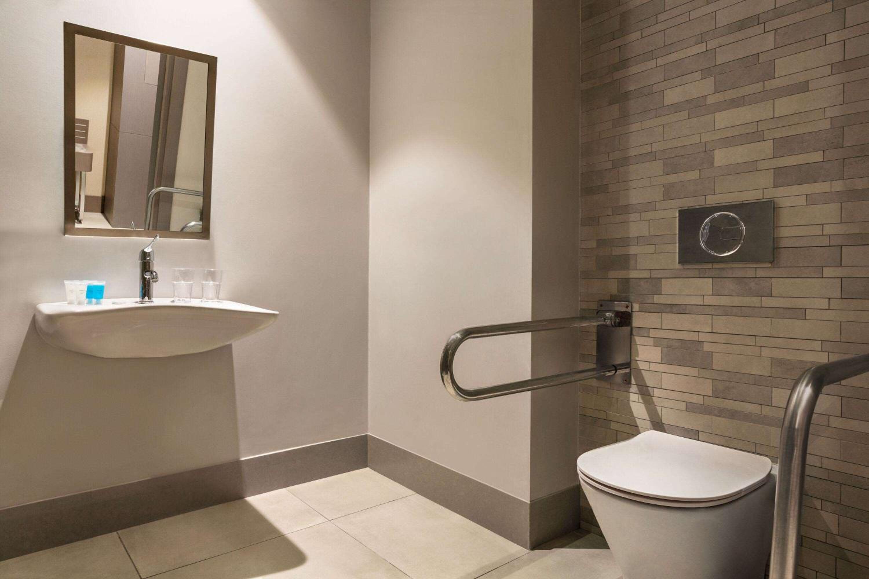 Accessible Room with City View - Photo 4