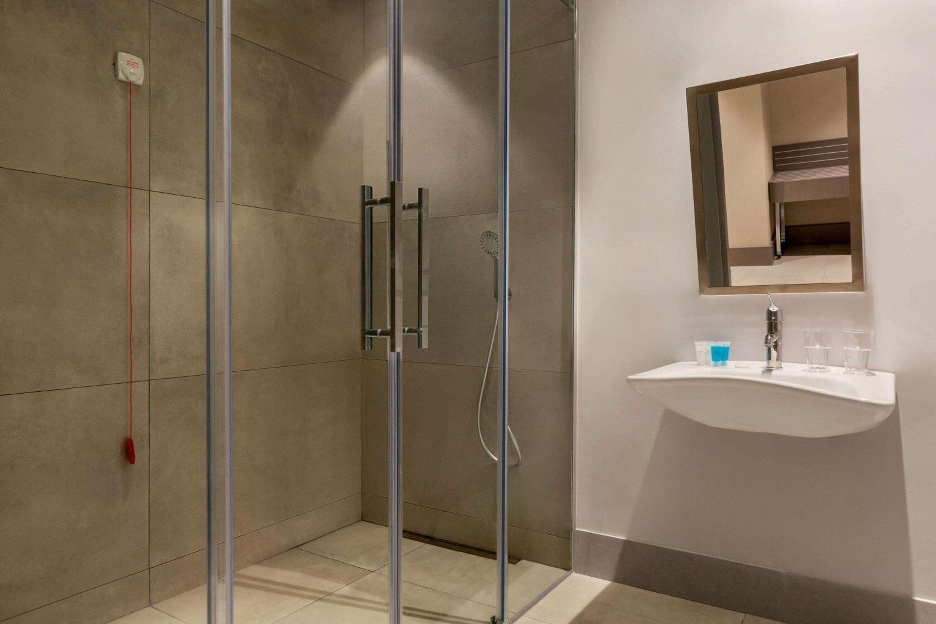 Accessible Room with City View - Photo 5