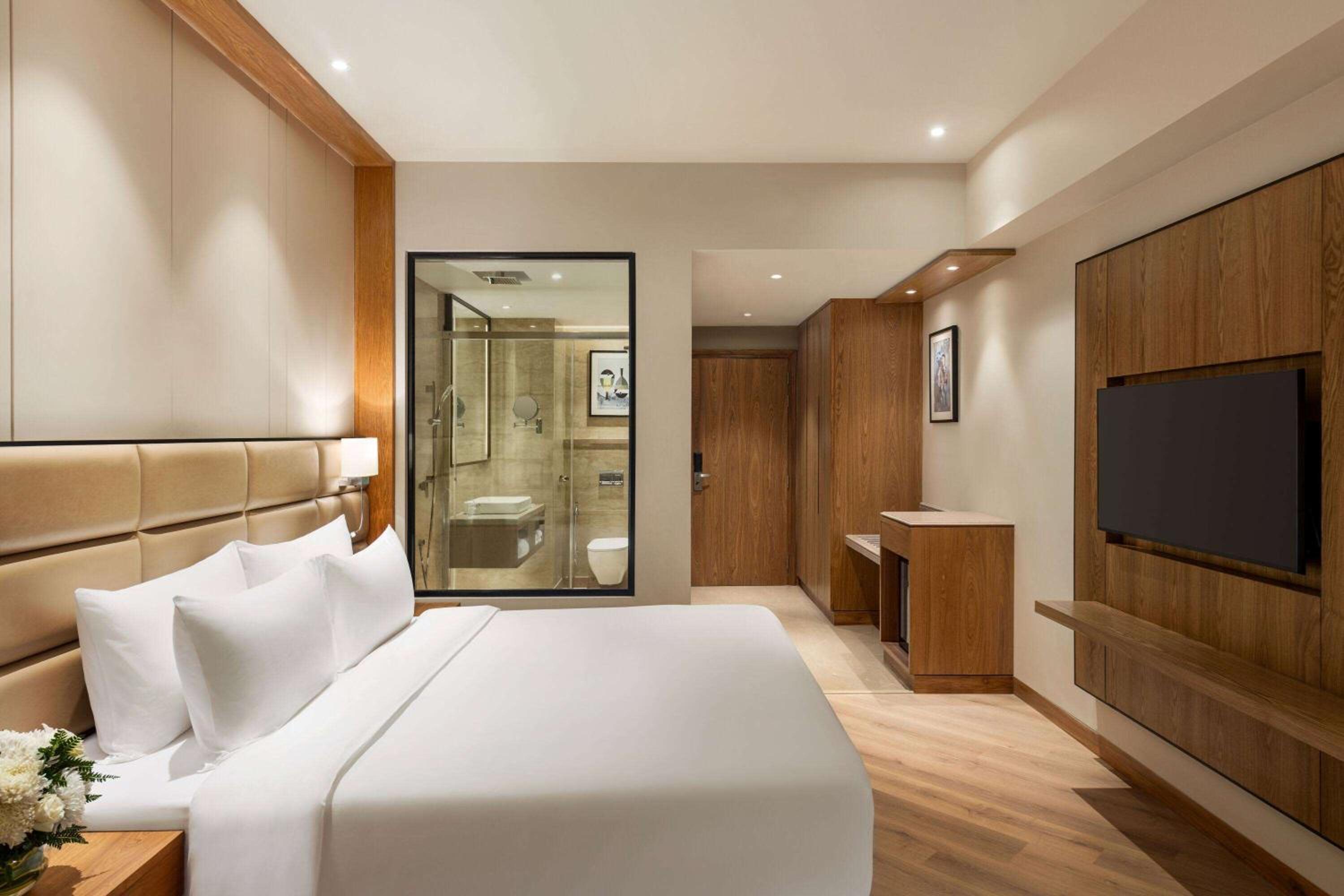 Deluxe King Room with City View - Photo 3