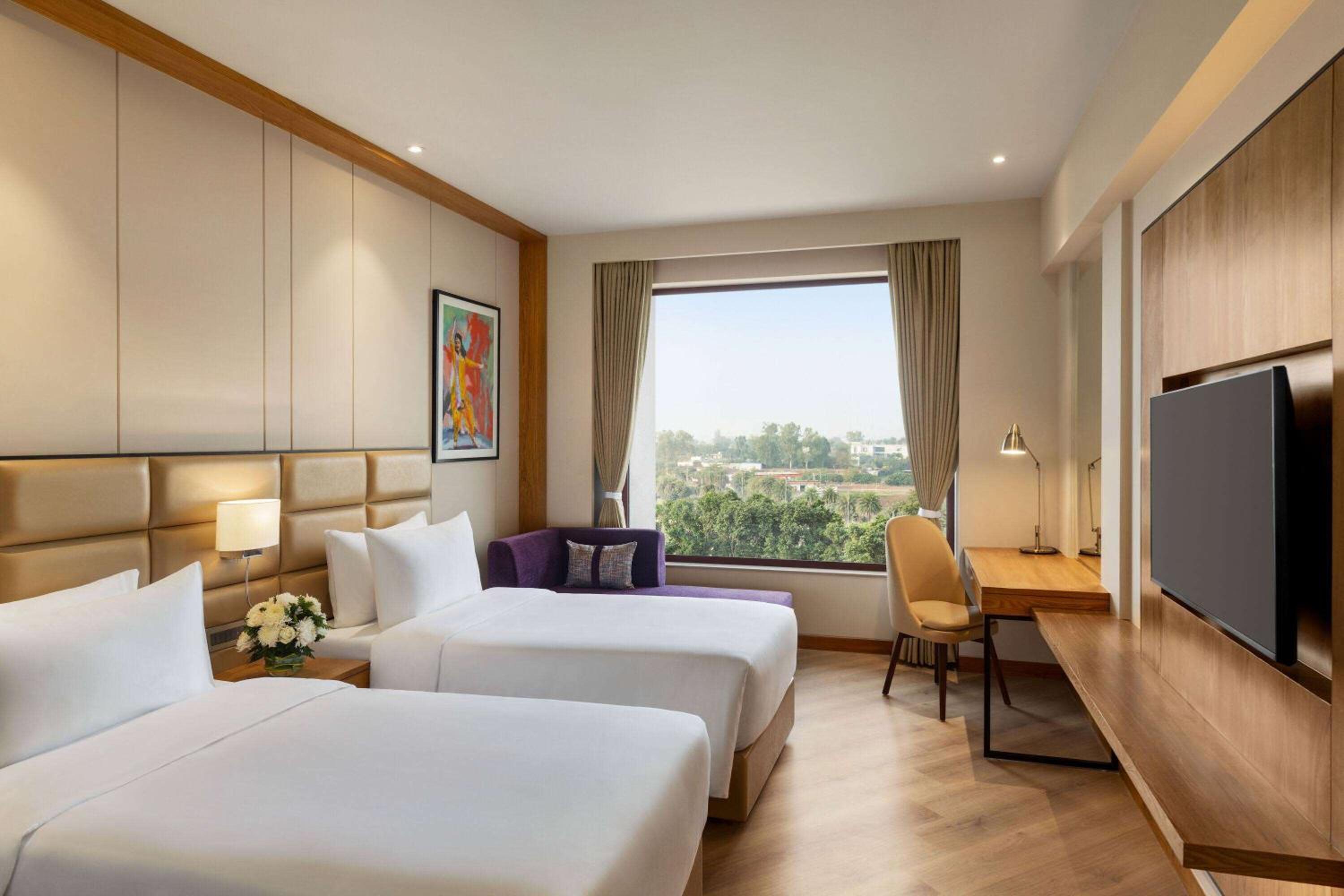 Deluxe Twin Room with Two Single Beds and City View - Photo 1
