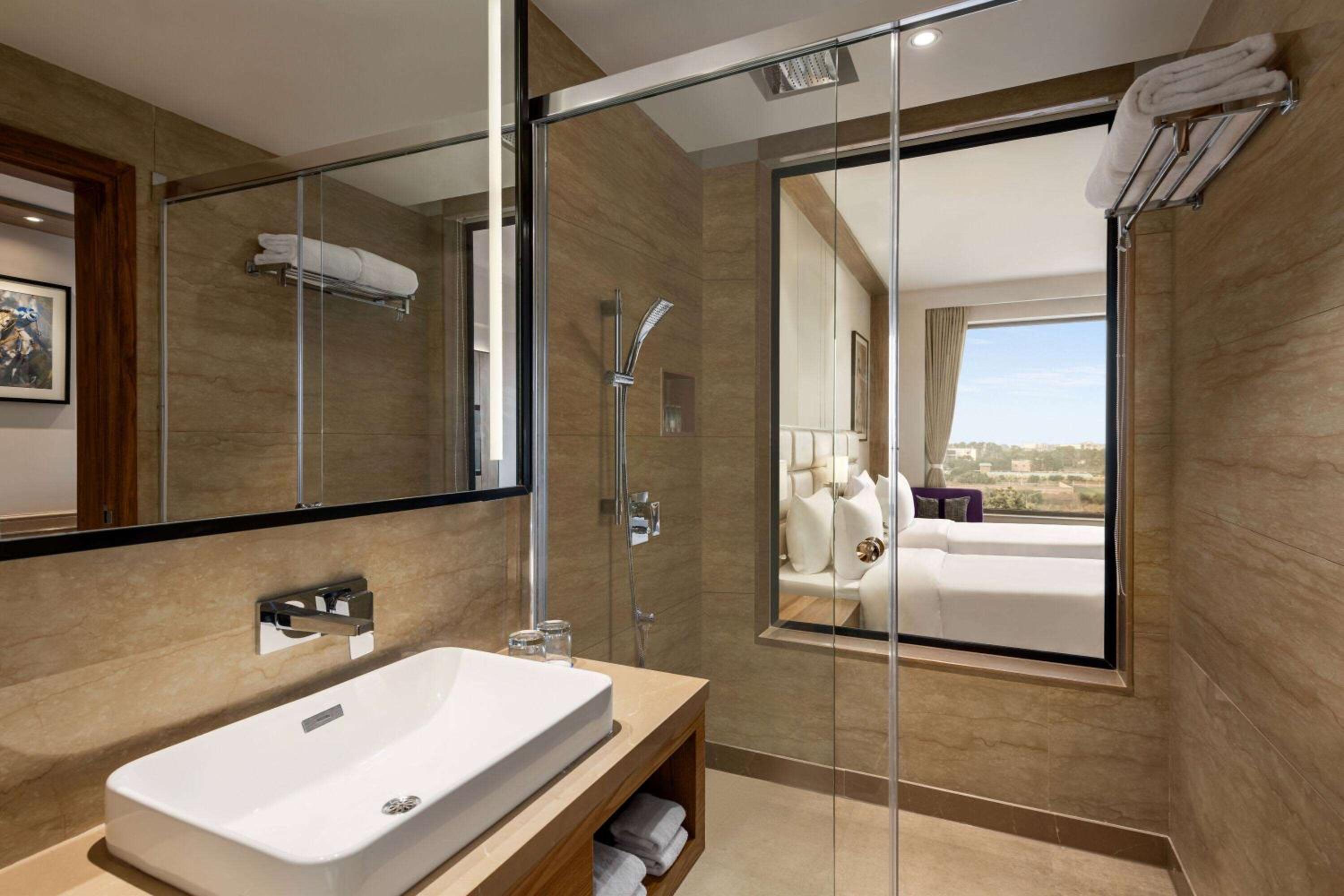 Deluxe King Room with City View - Photo 5