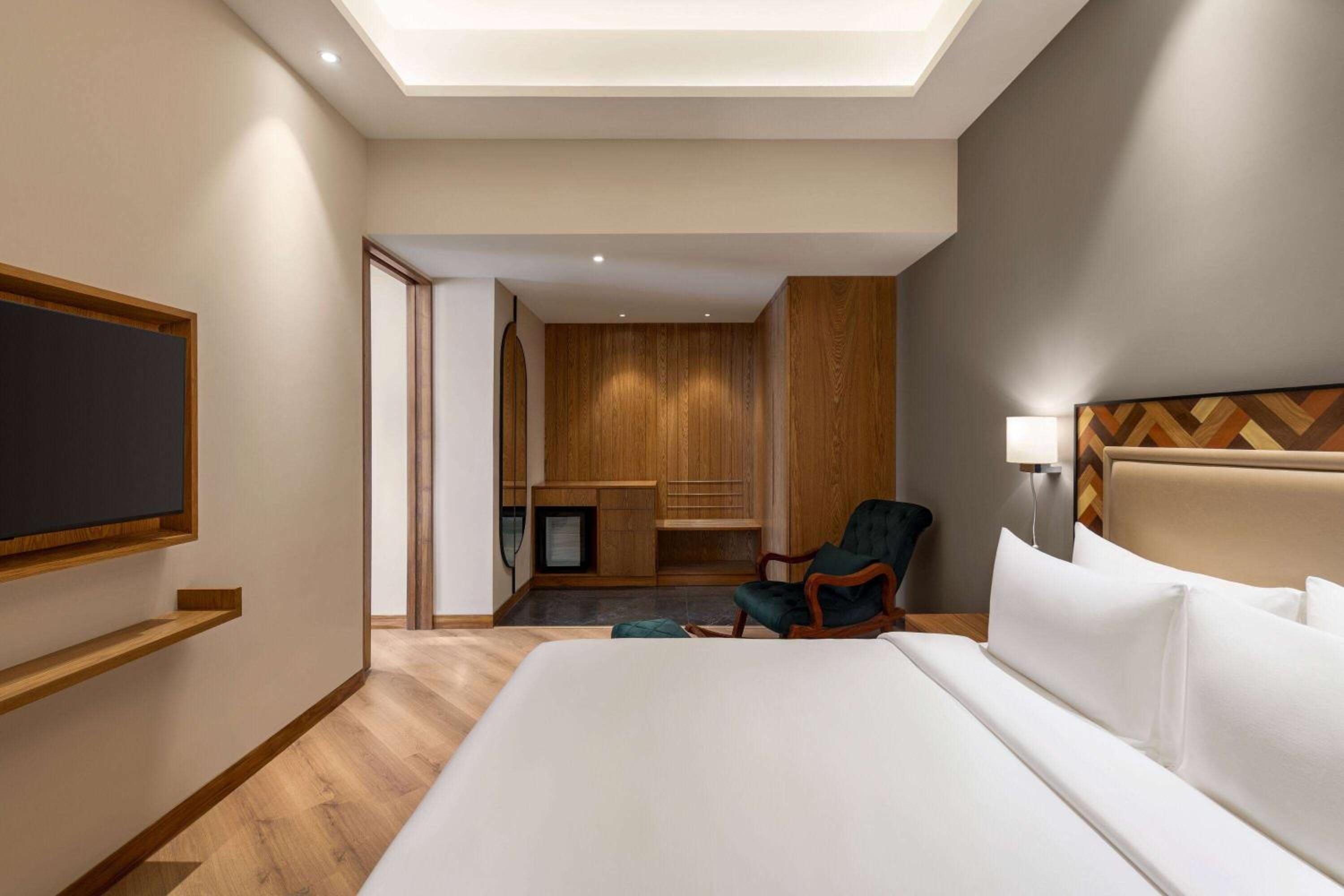 Junior King Suite with Living Room and Private Balcony - Photo 5