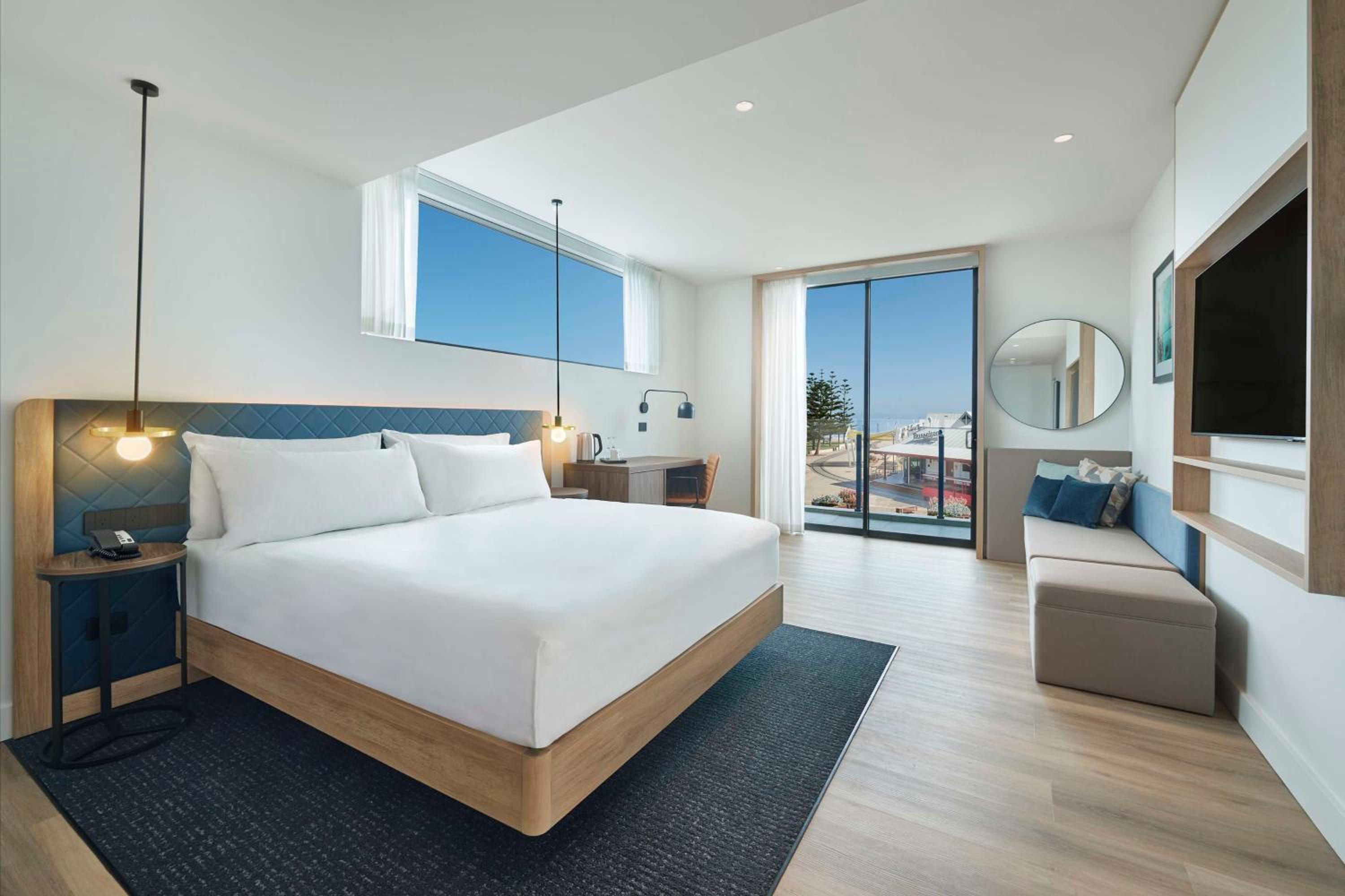 Deluxe King Room with Ocean View photo 3