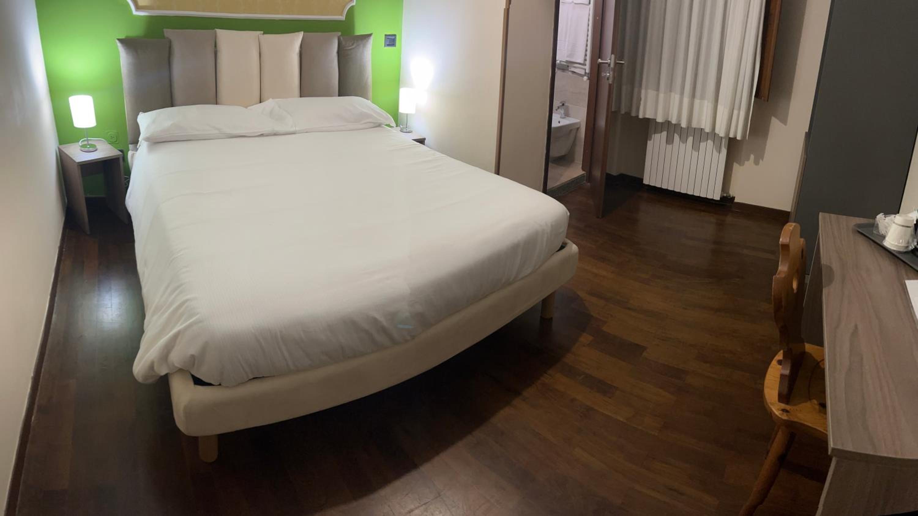 Queen Room photo 2