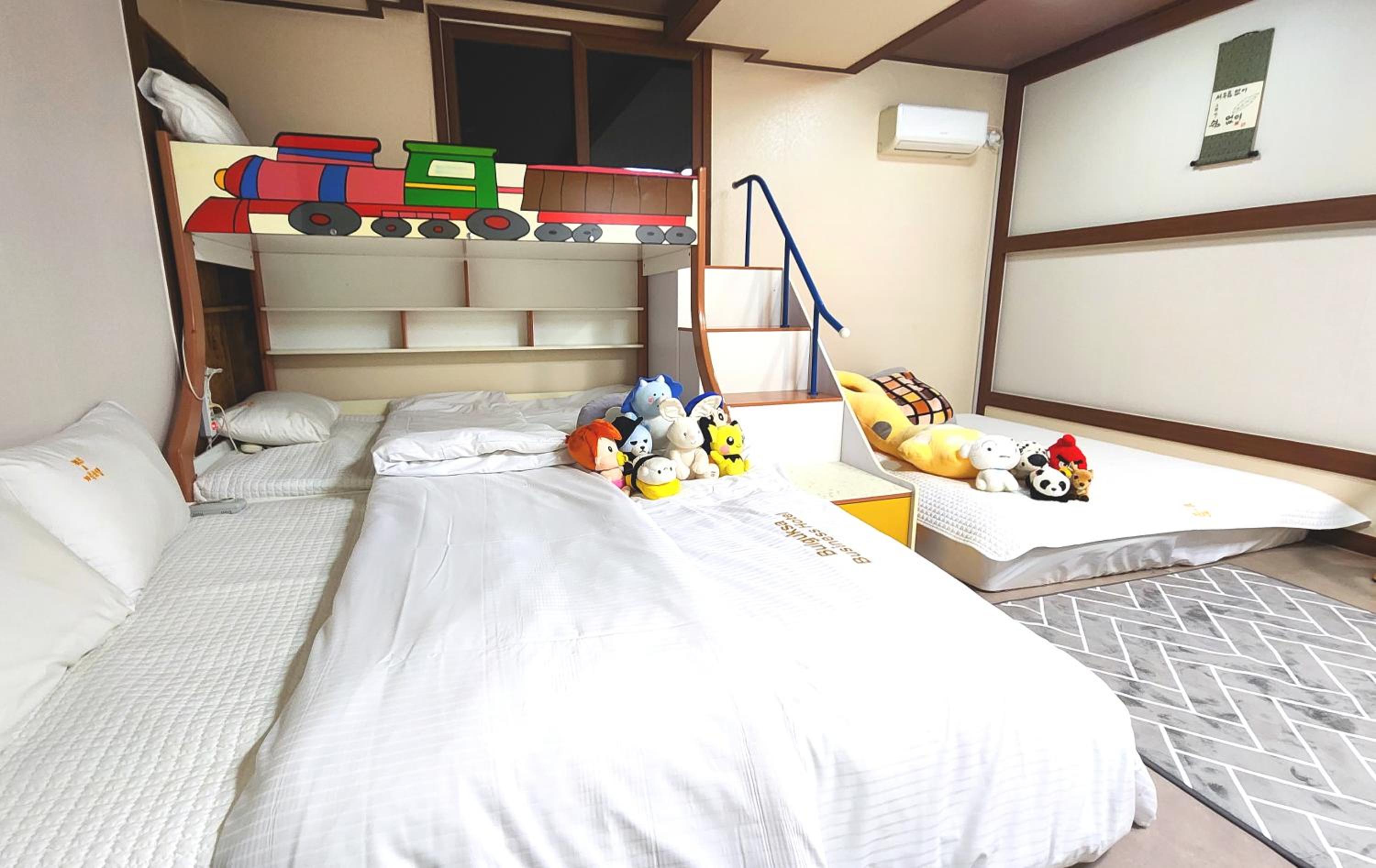 Deluxe Family Suite photo 1