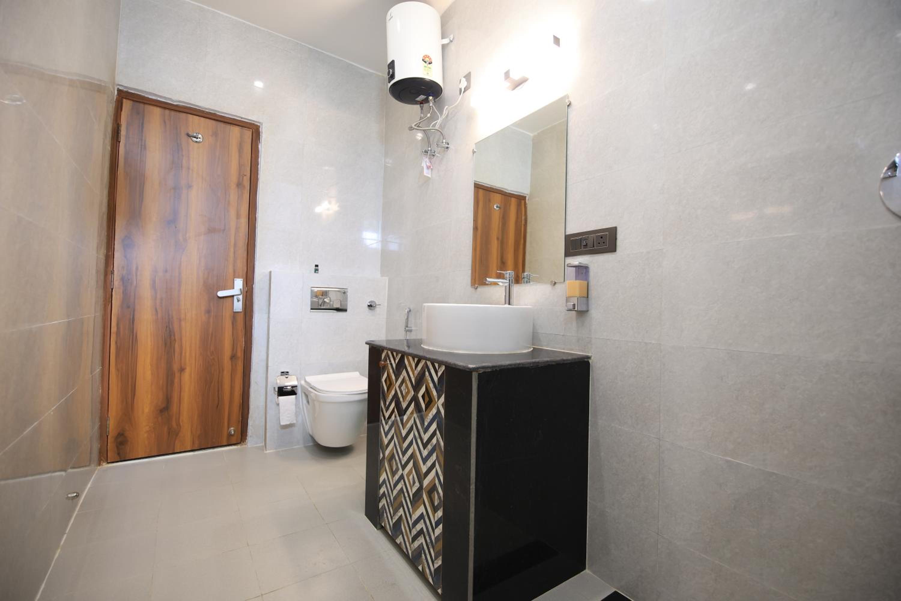 Deluxe Family Suite - Photo 18