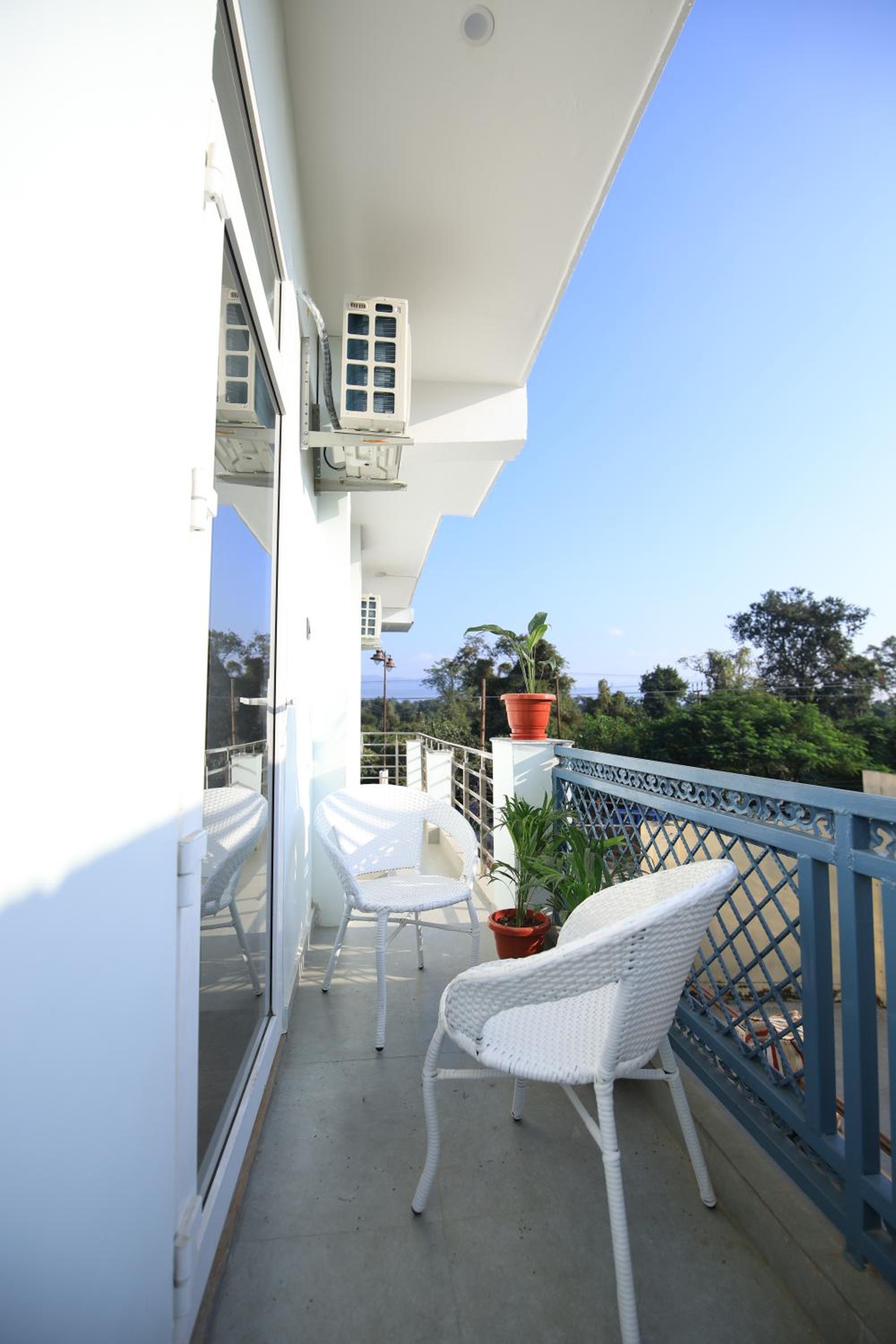 Deluxe Family Suite - Photo 15
