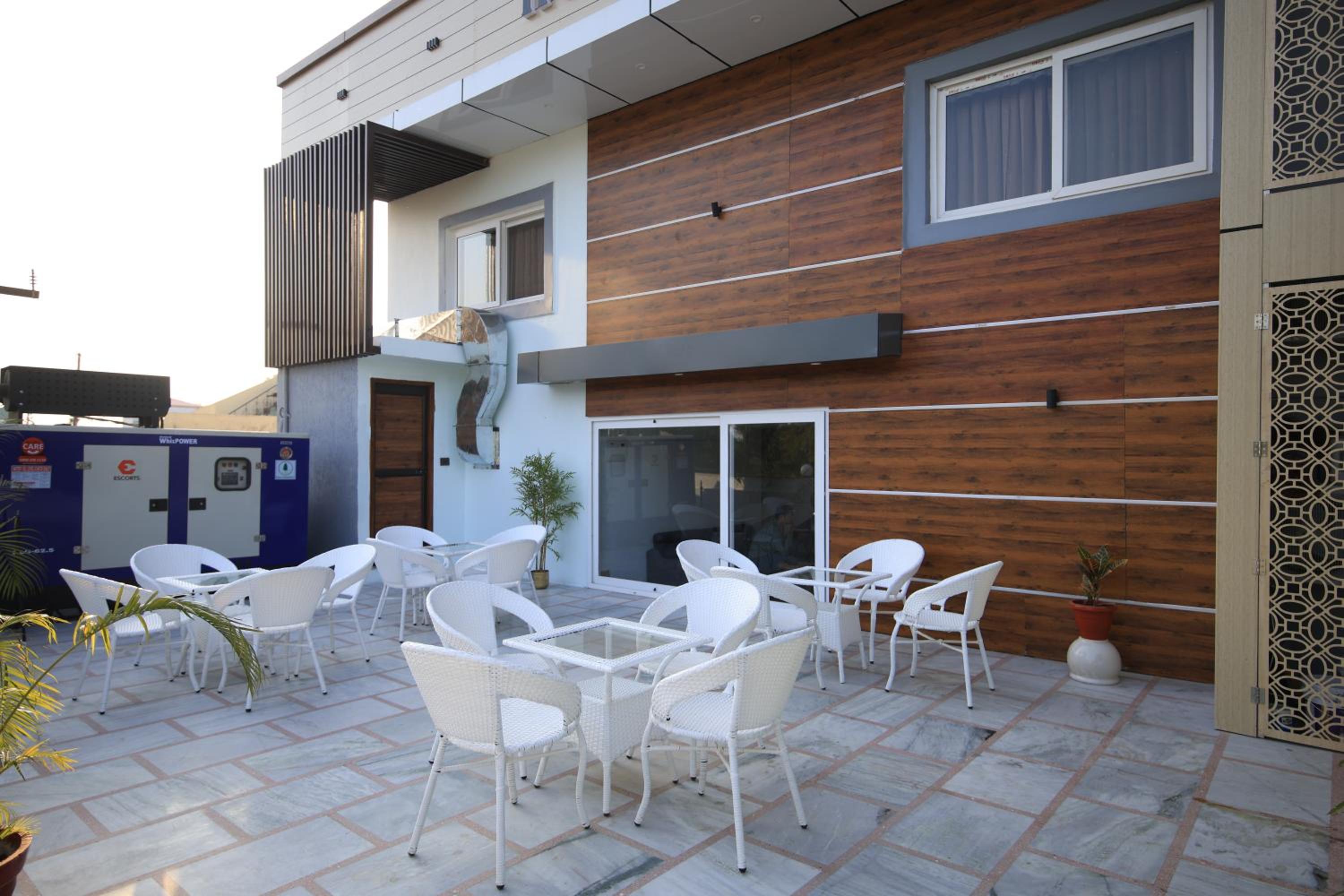 Deluxe Double Room with Balcony - Photo 9