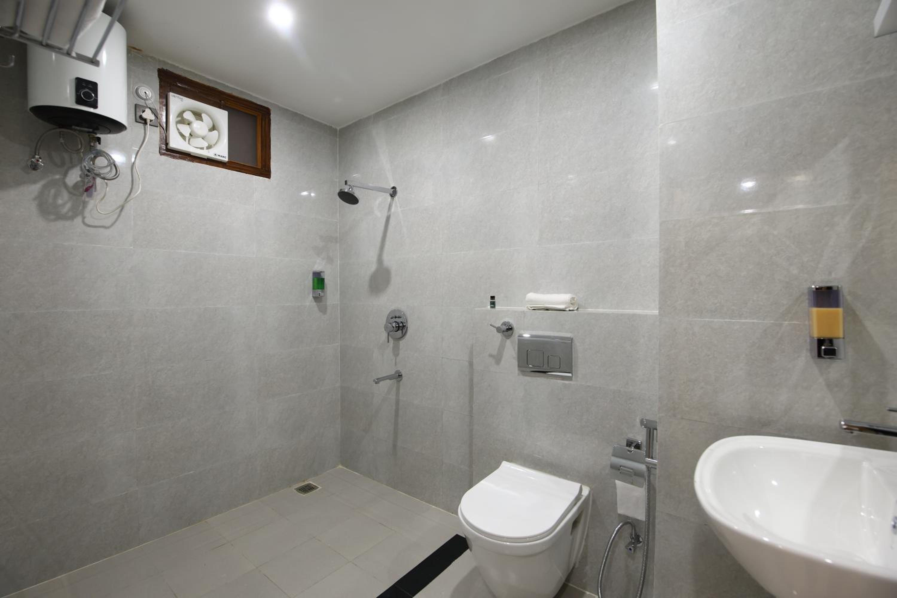 Deluxe Double Room with Balcony - Photo 12