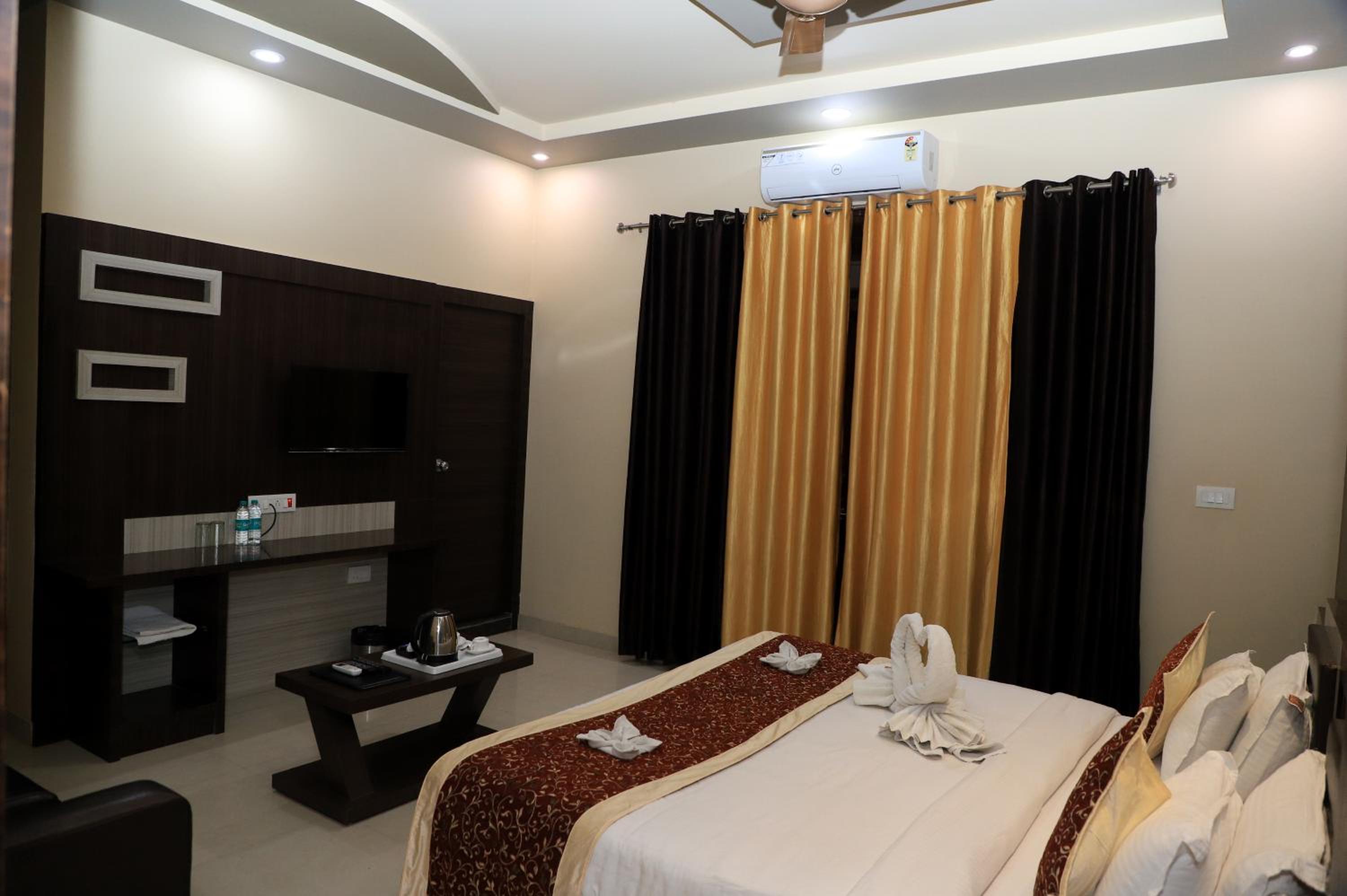 Deluxe Room - Photo 10