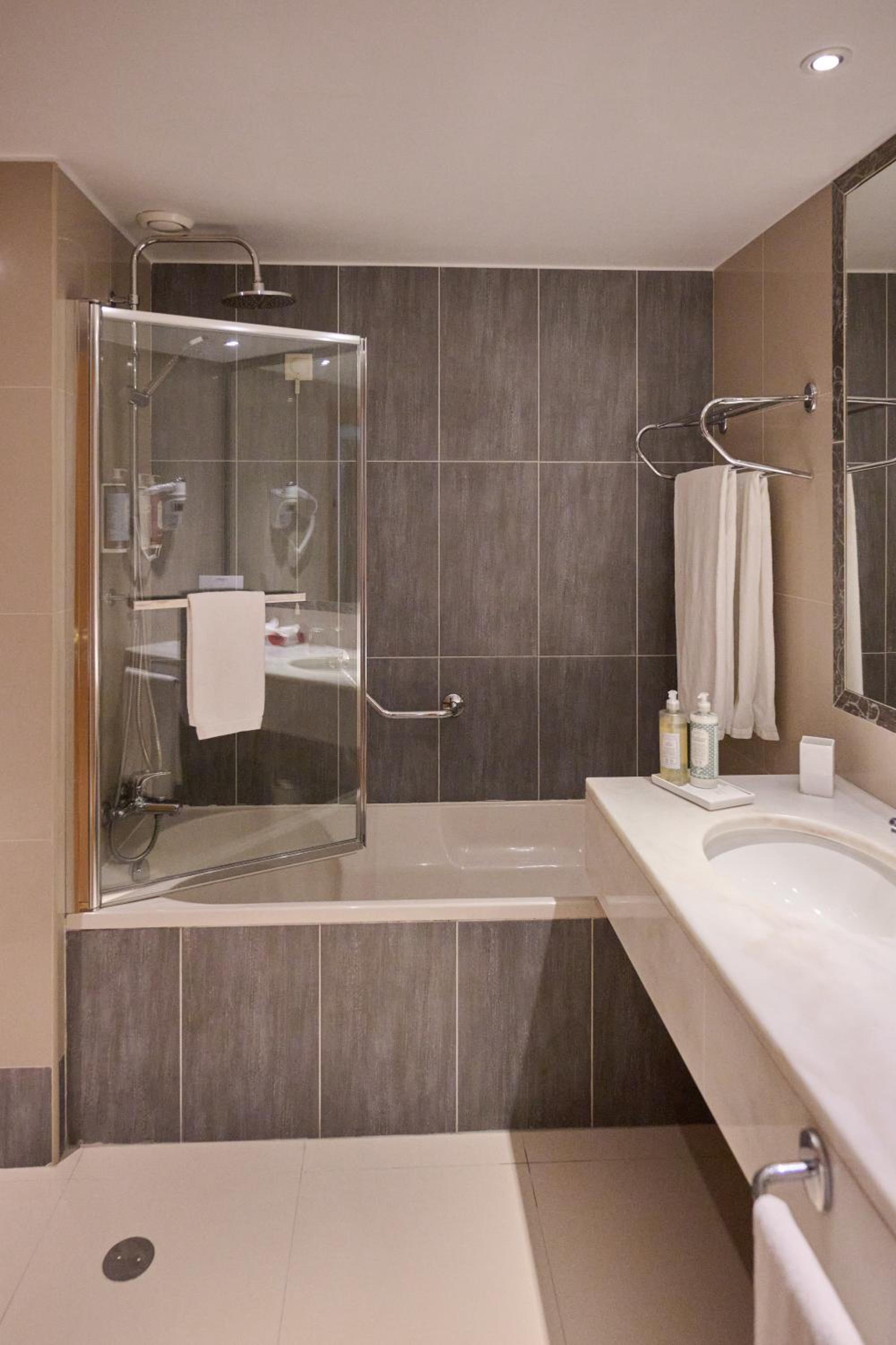 Double or Twin Premium Room with Garden View and Balcony - Photo 8