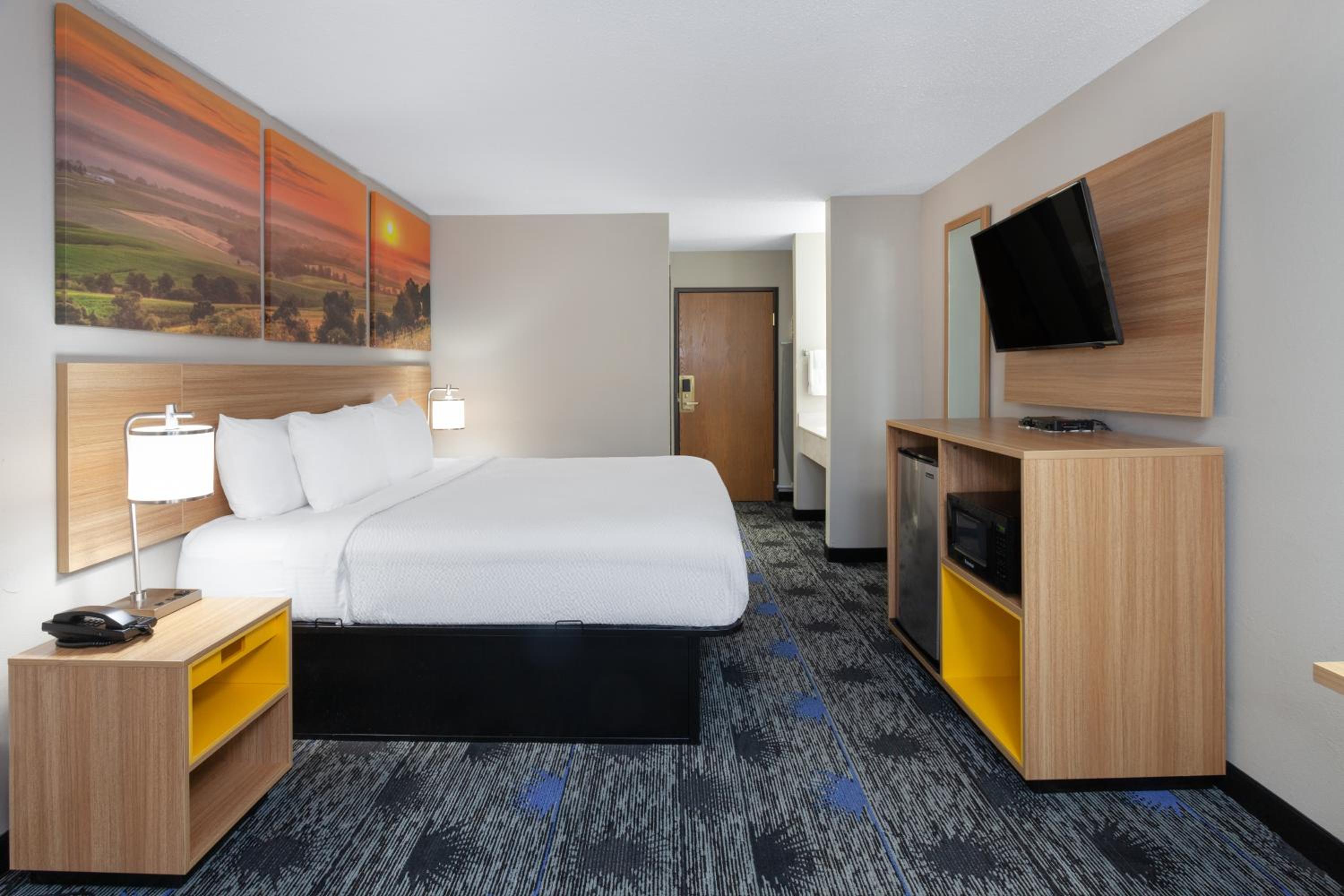 King Room - Non-Smoking - Photo 2