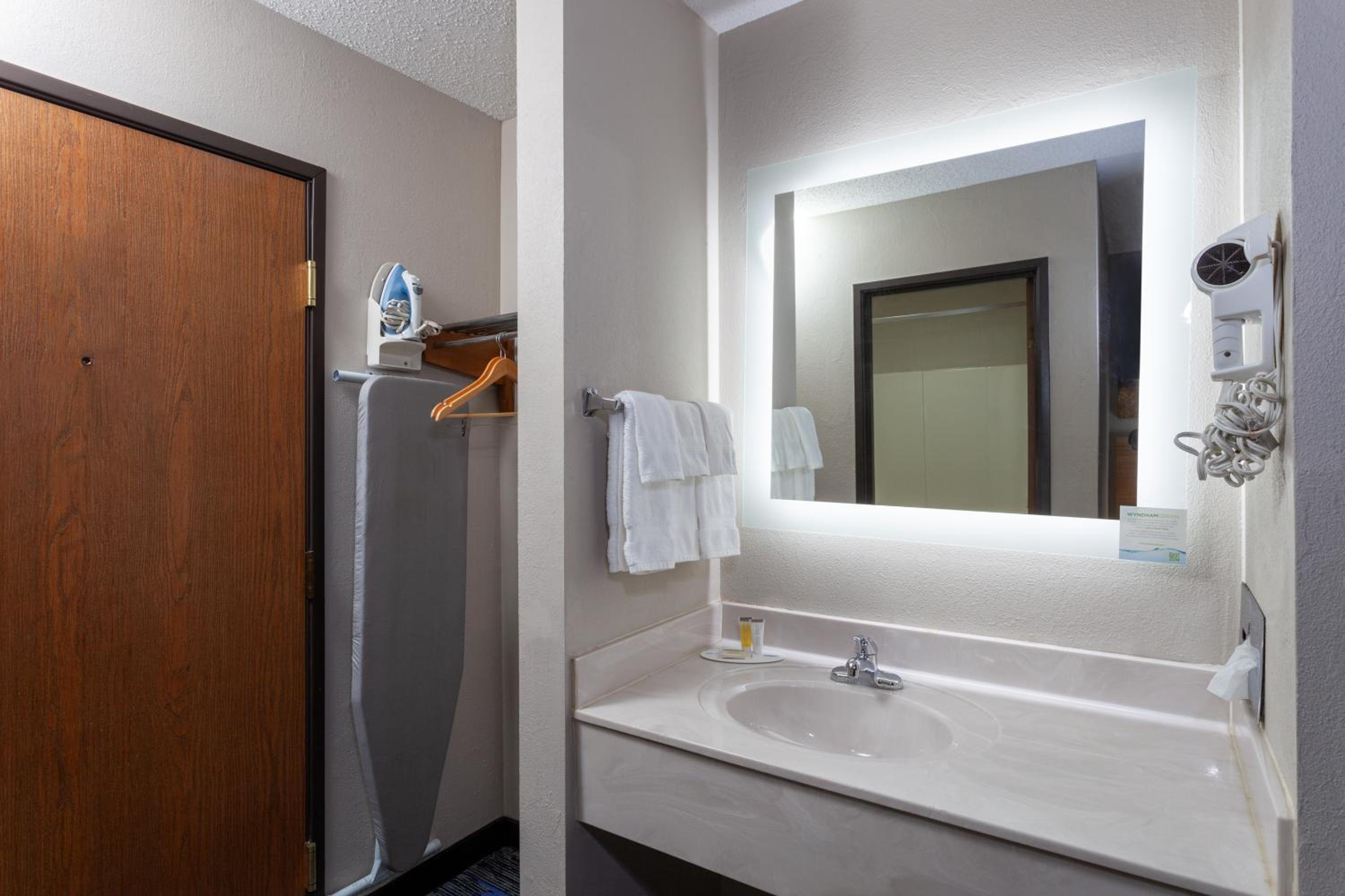King Room - Non-Smoking - Photo 6