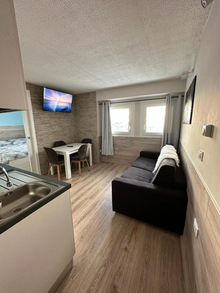 One-Bedroom Apartment photo 1