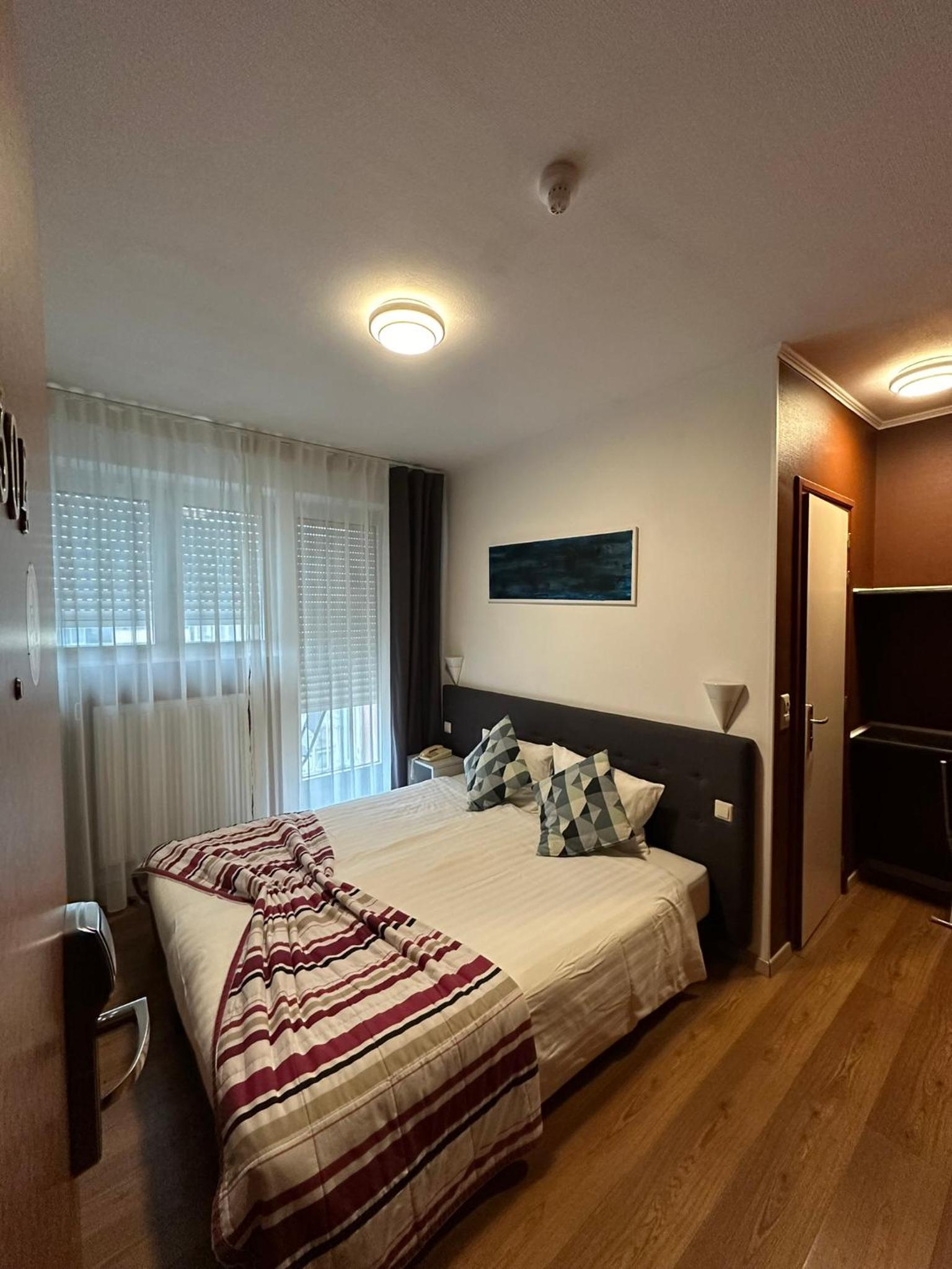 Double Room - Photo 3