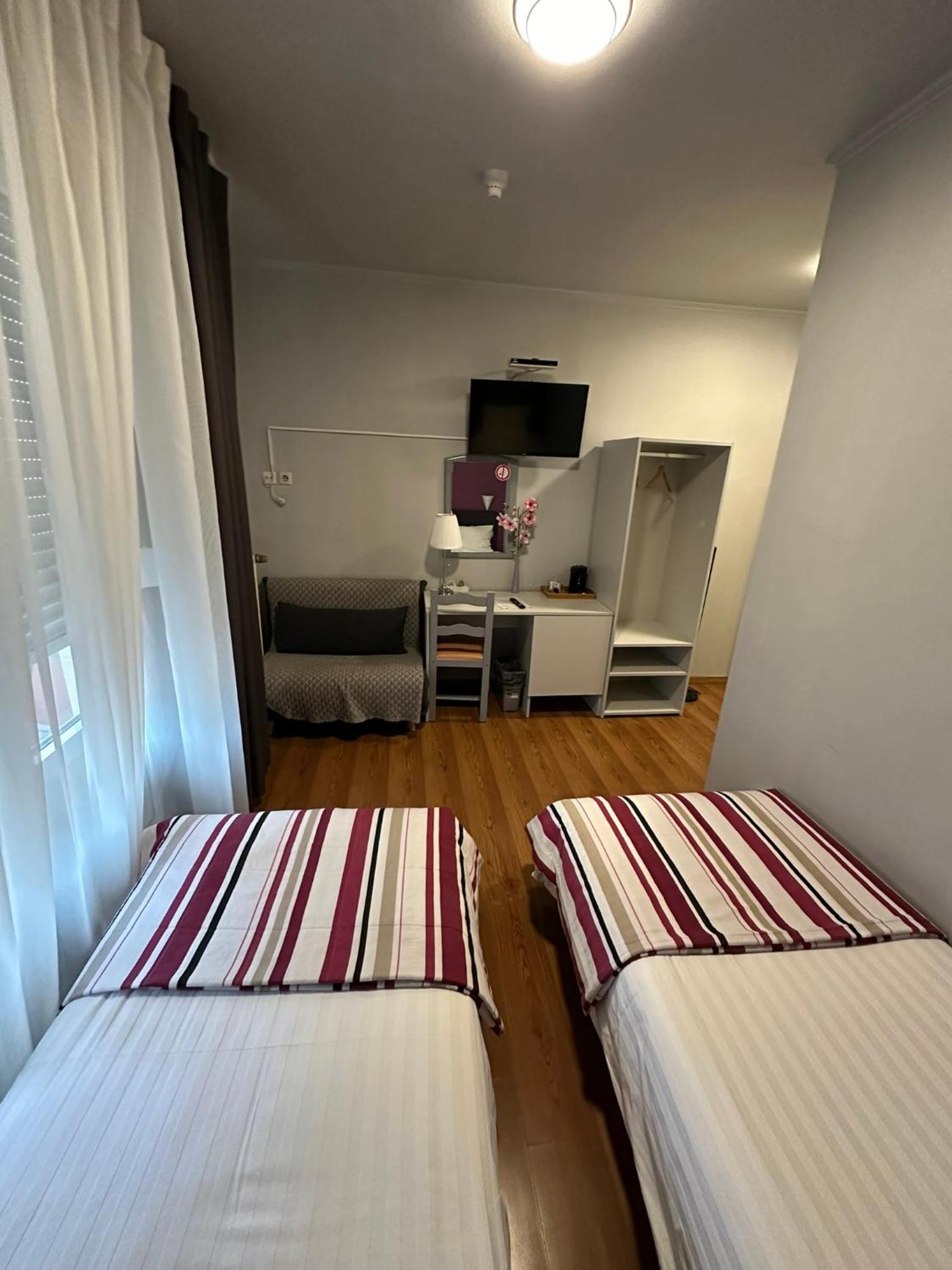 Twin Room - Photo 7