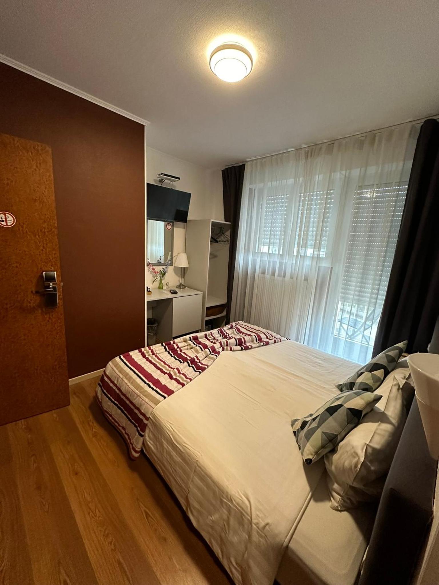 Double Room - Photo 7