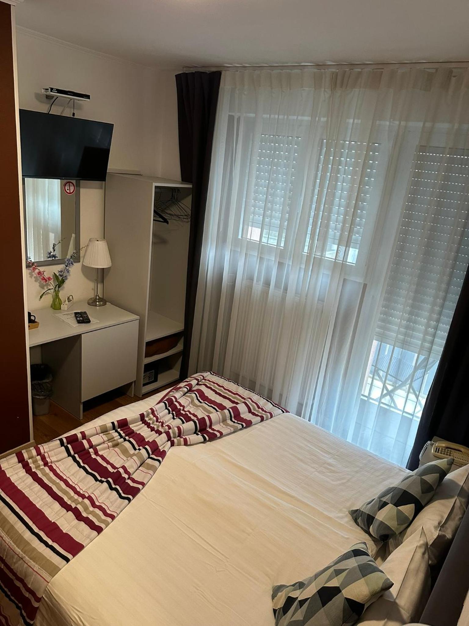 Double Room - Photo 8
