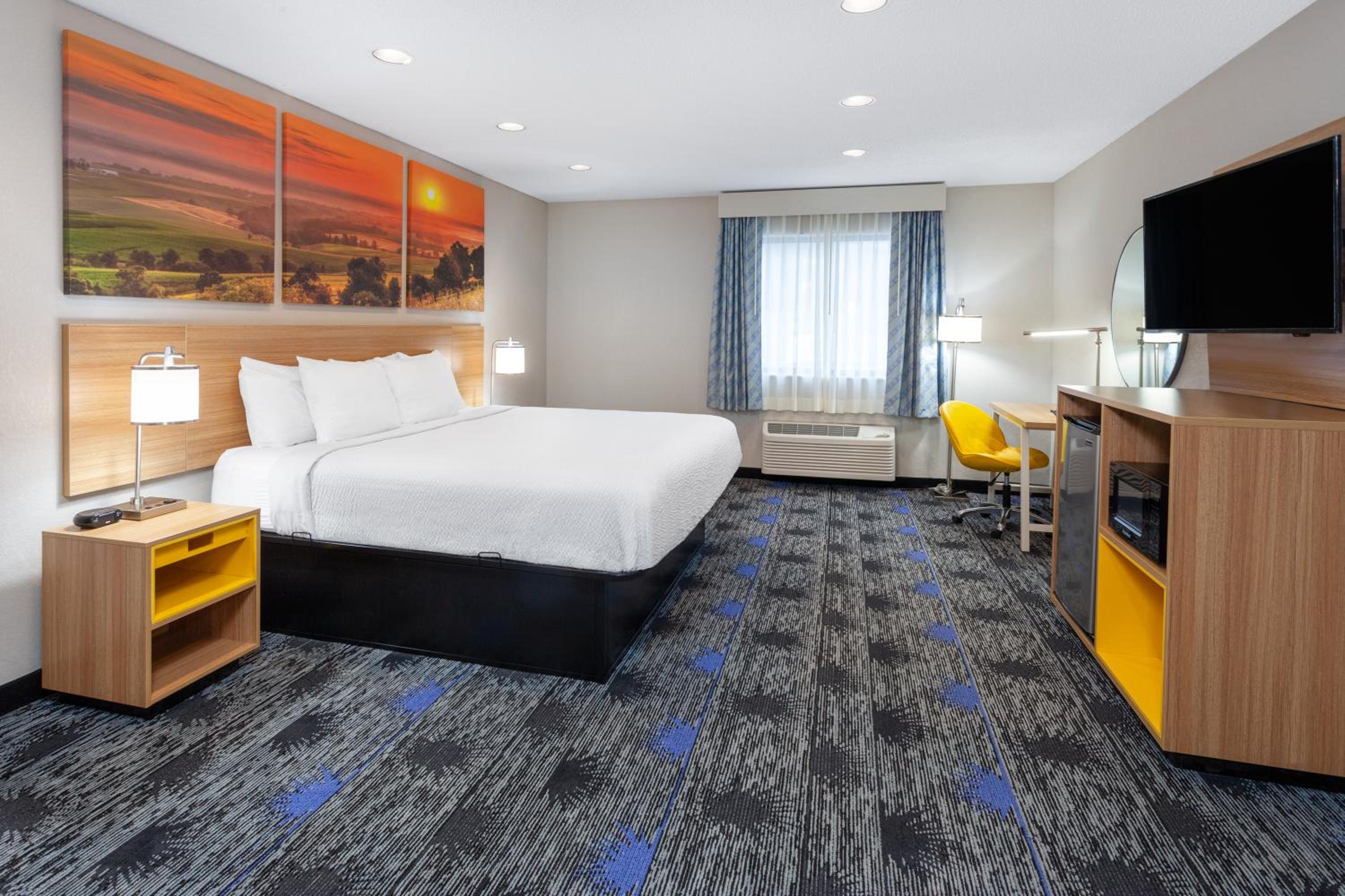 Deluxe King Room - Non-Smoking - Photo 2
