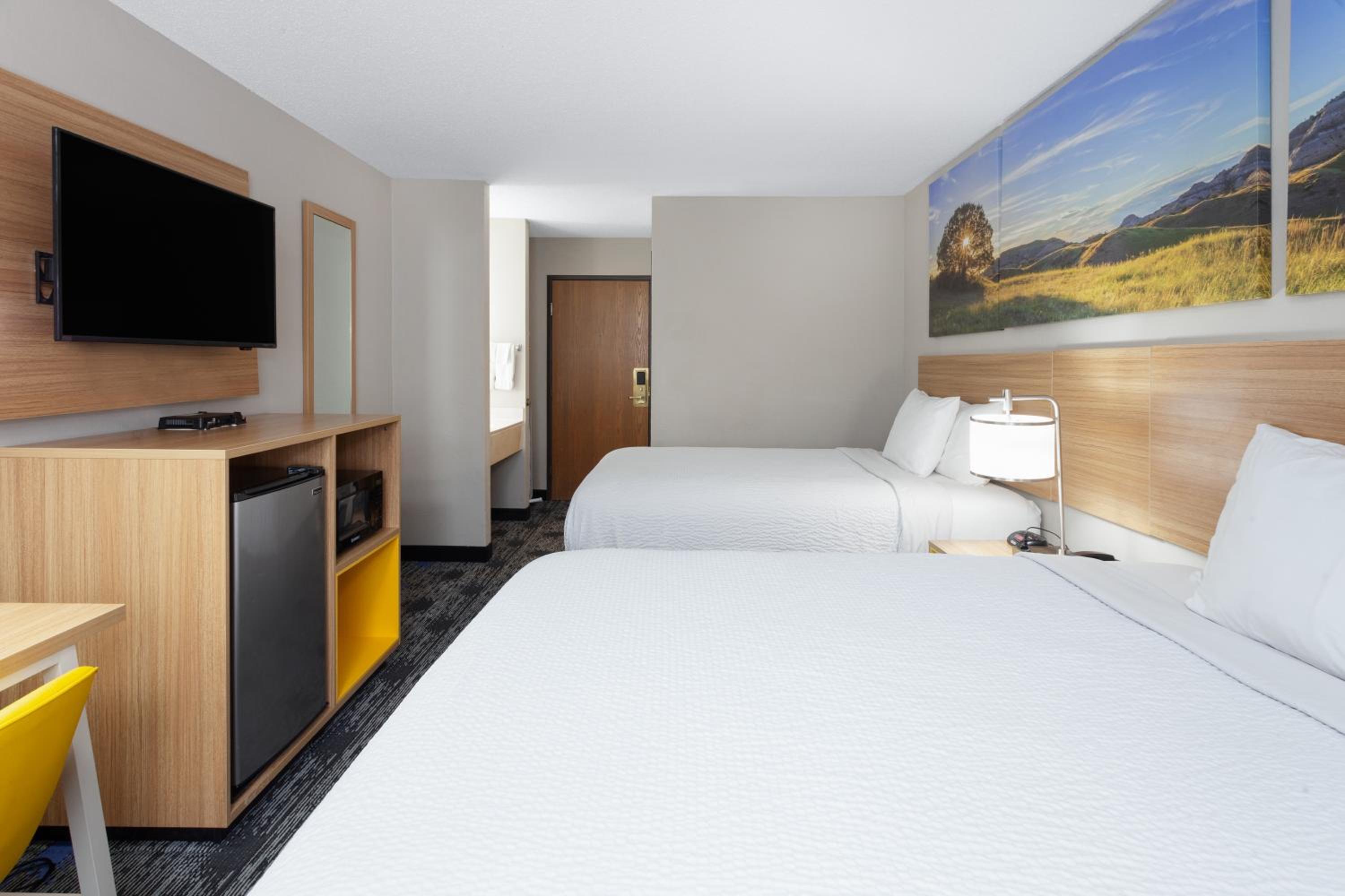 Queen Room with Two Queen Beds - Non-Smoking - Photo 2