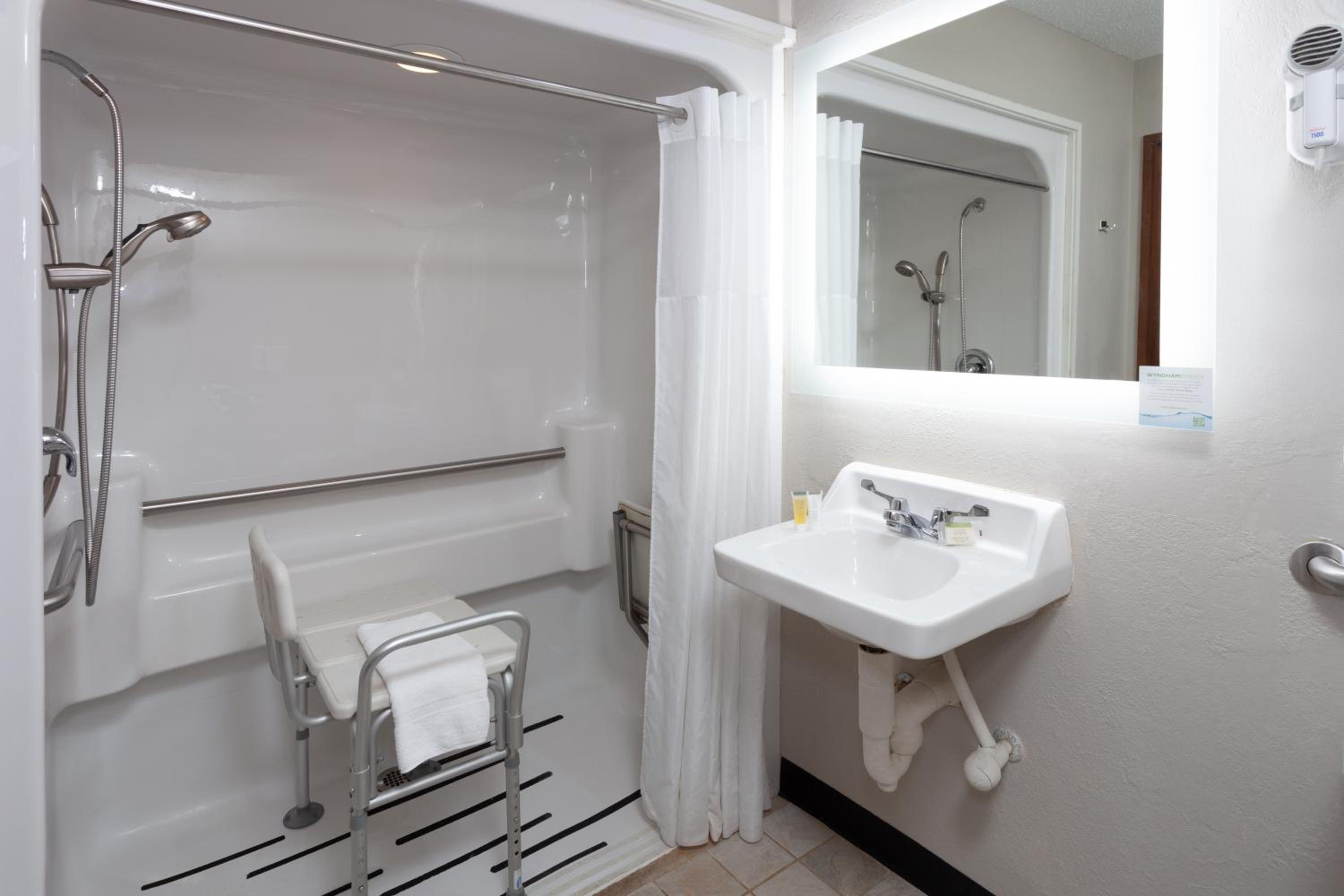 Queen Room - Disability Access- Non-Smoking - Photo 3