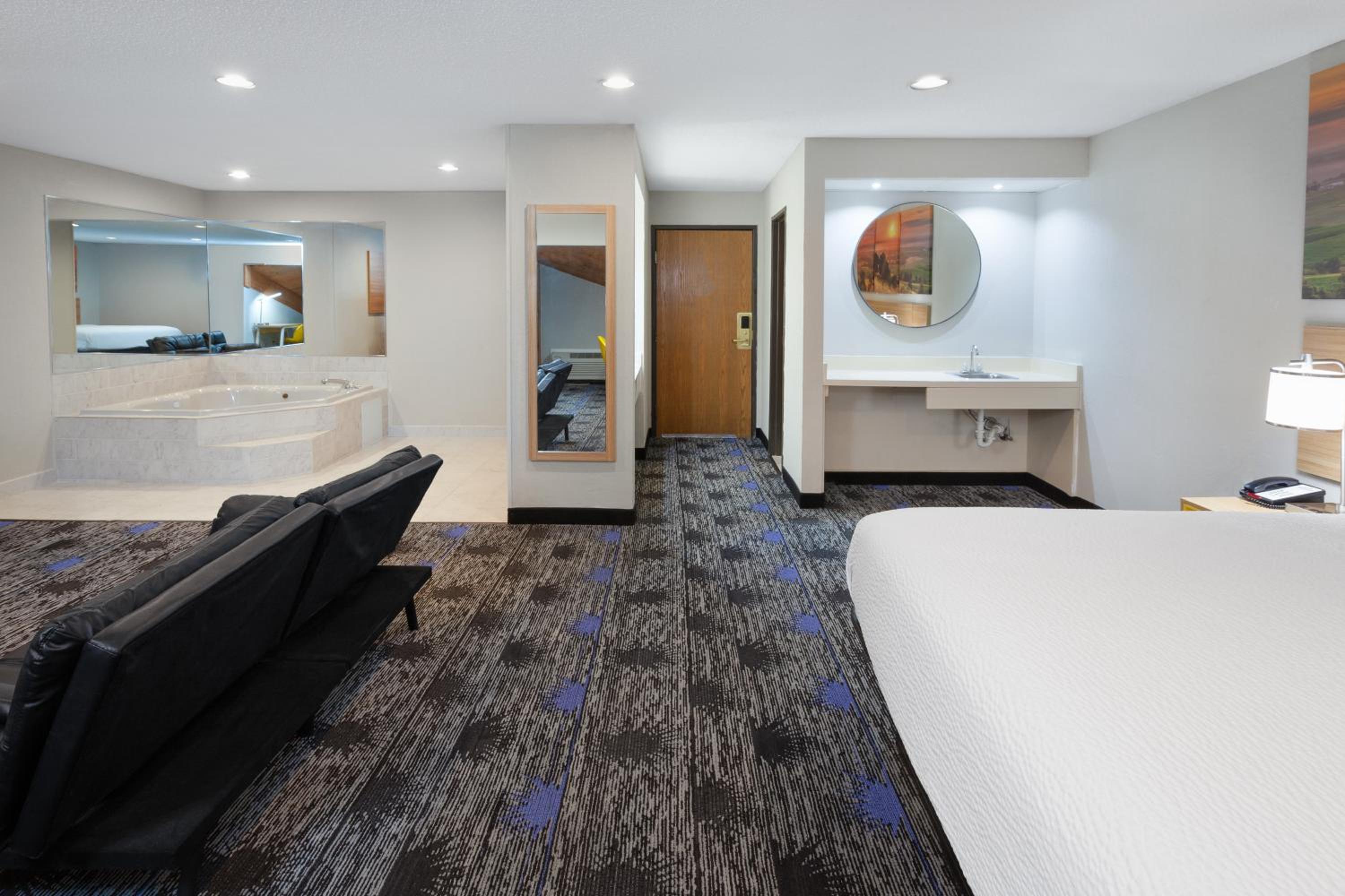 1 King Bed, Studio Suite, Non-Smoking - Photo 3
