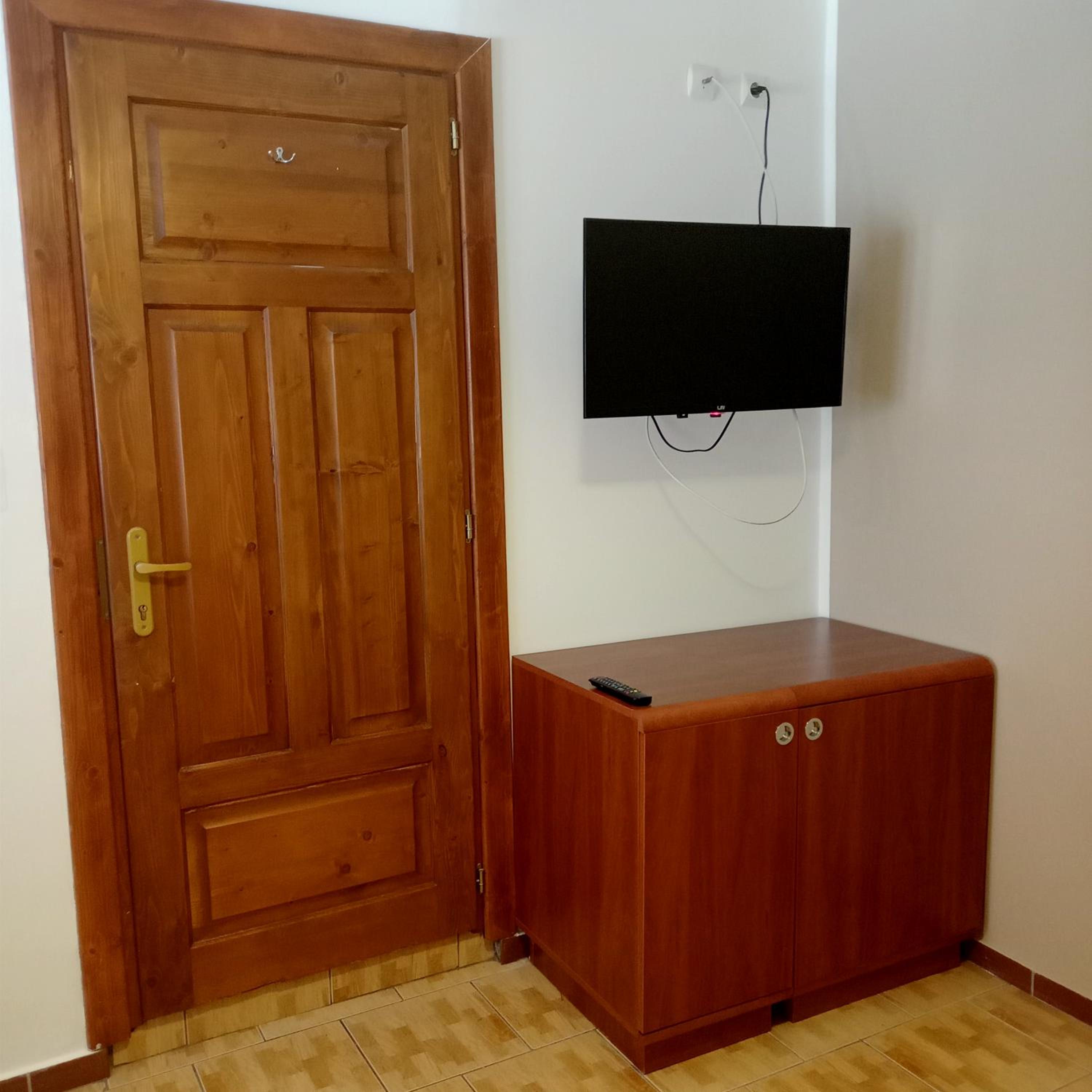 Large Double Room - Photo 4