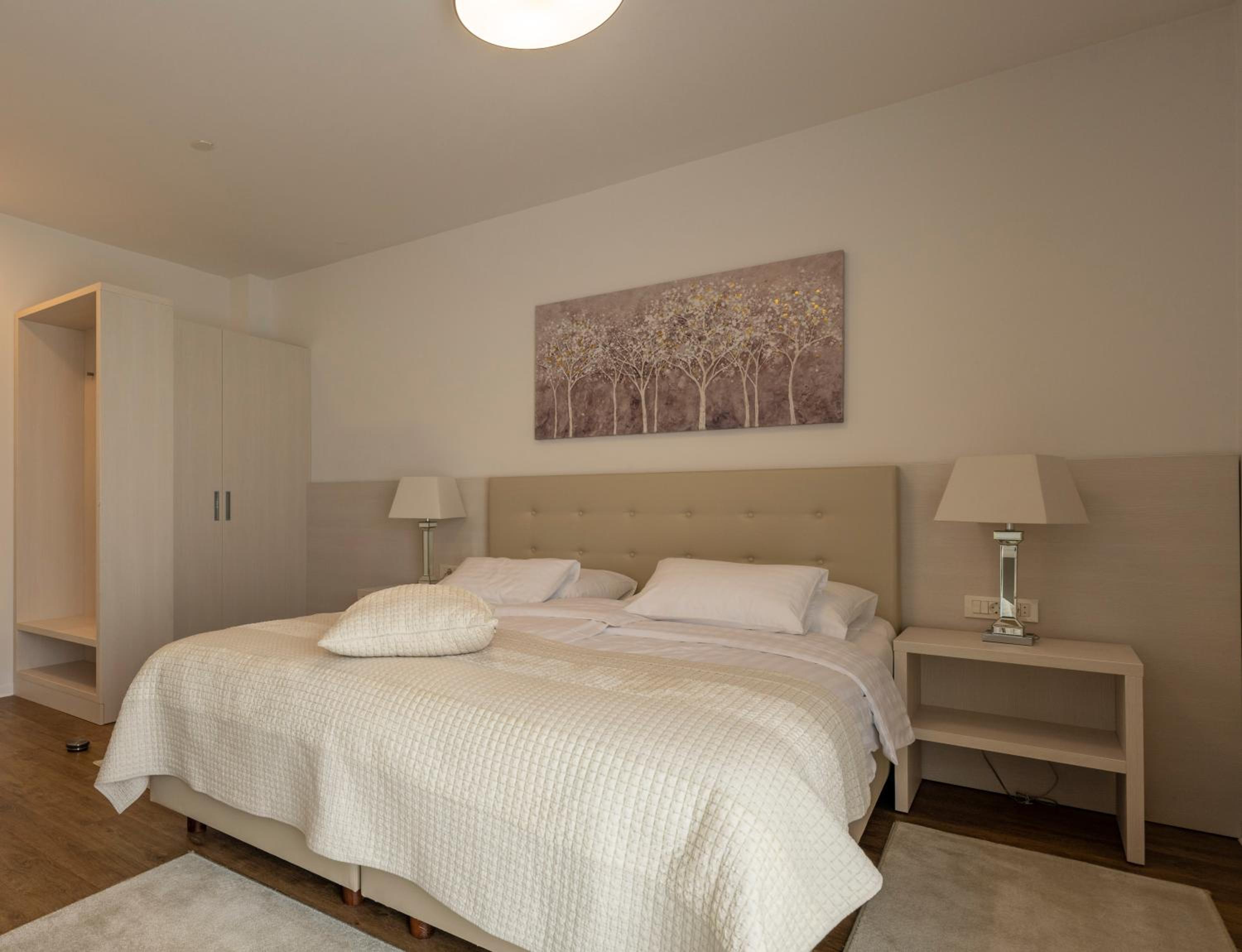 Double Room with Balcony - Photo 3