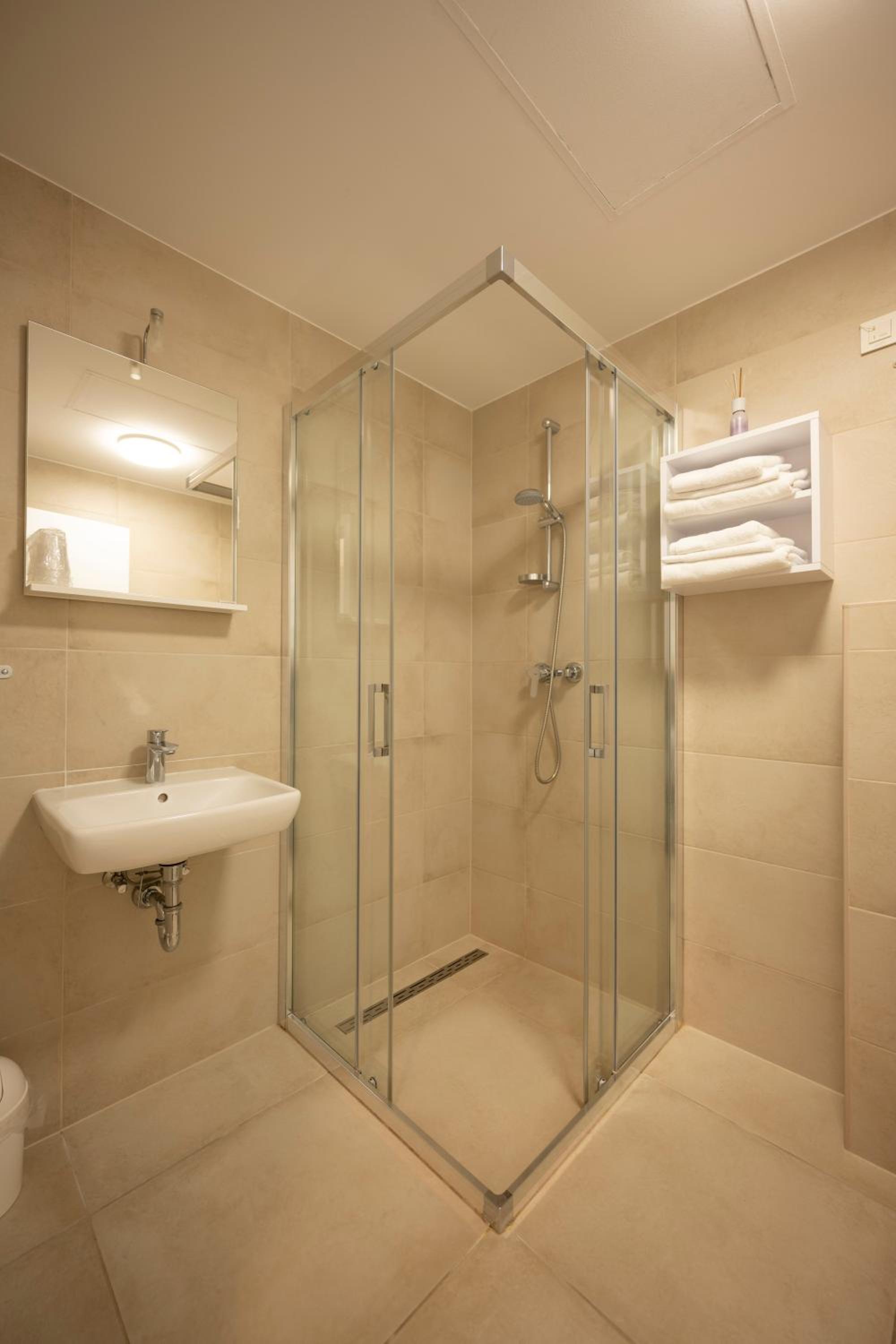 Double Room with Balcony - Photo 2