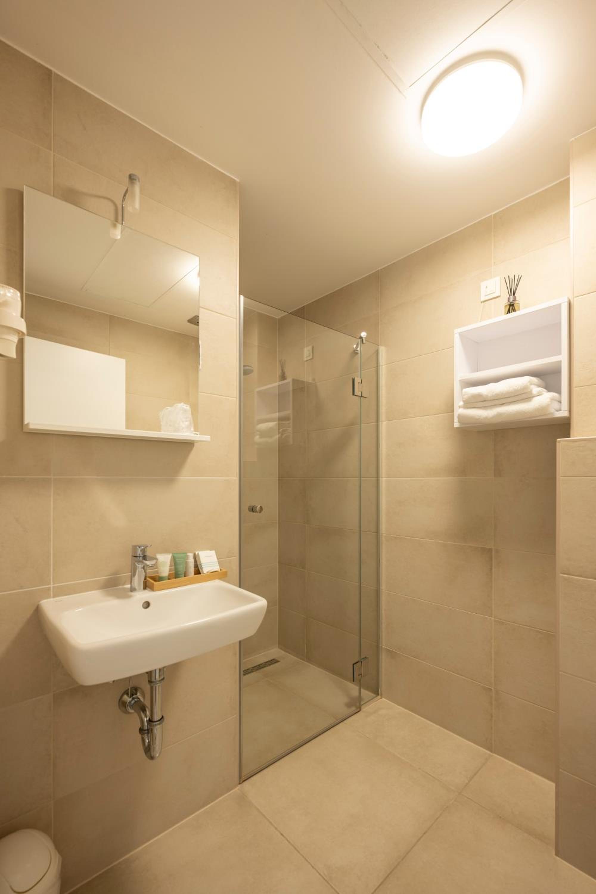 Double Room with Balcony - Photo 6