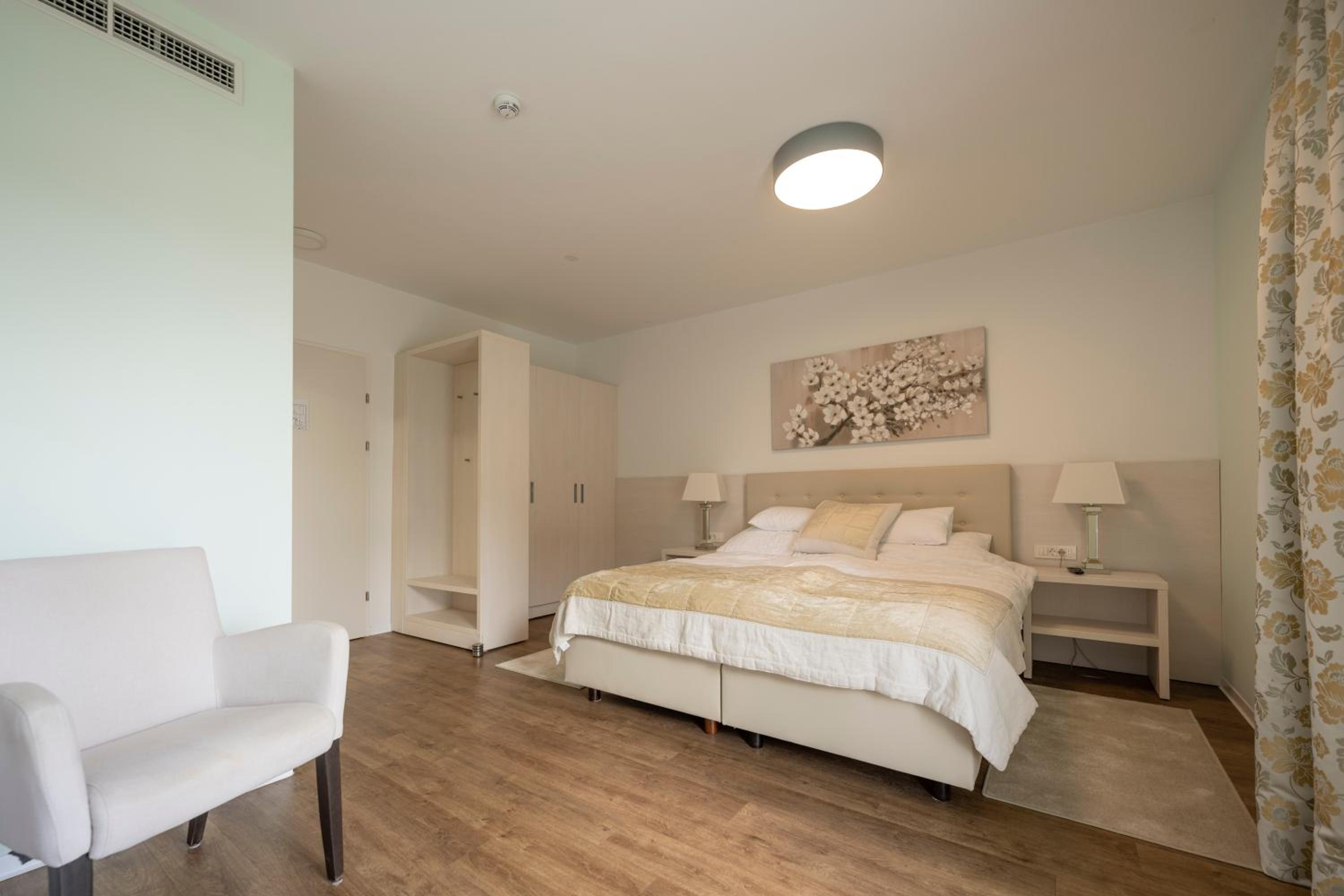 Double Room with Balcony - Photo 7