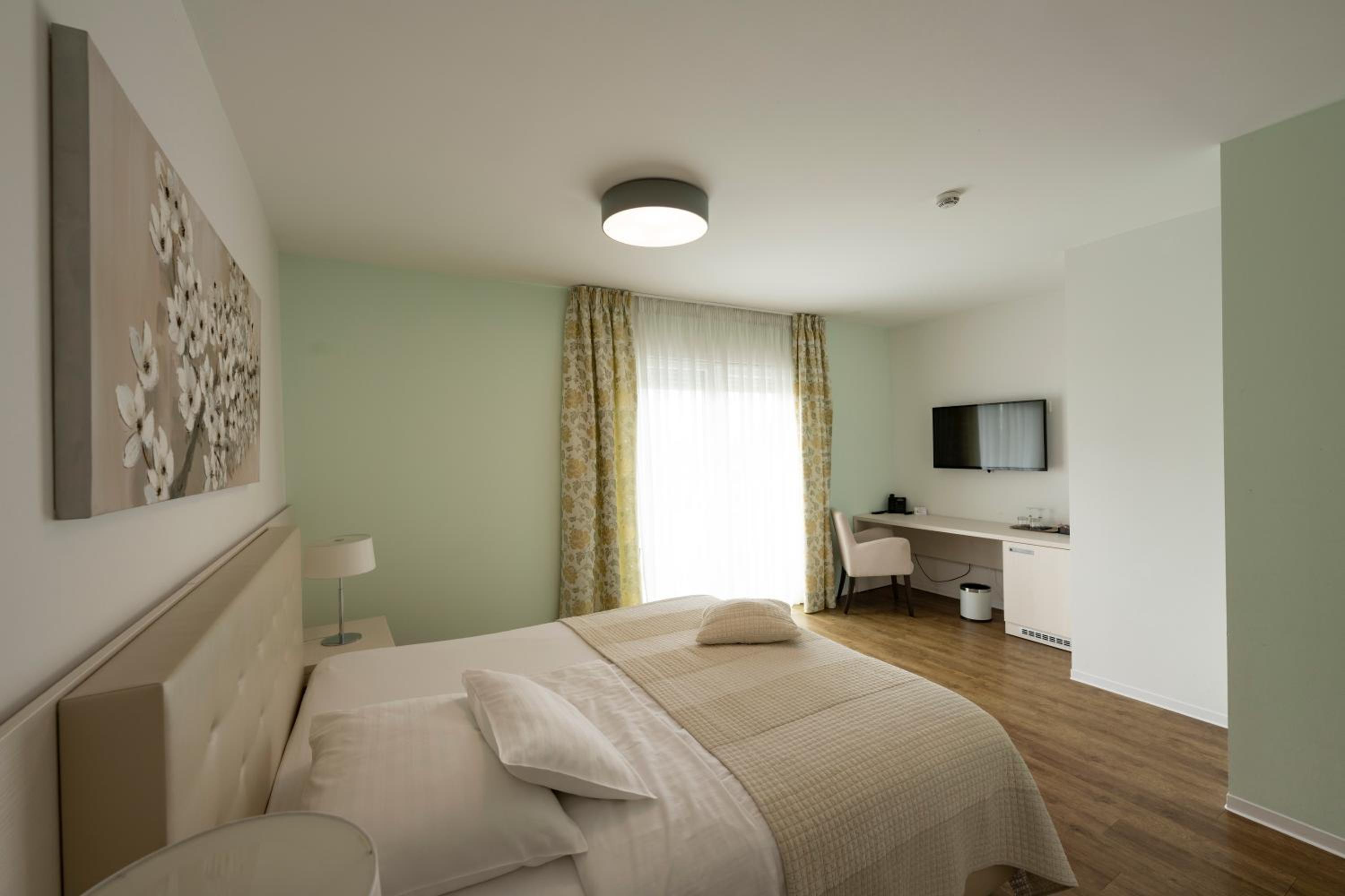 Double Room with Balcony - Photo 8