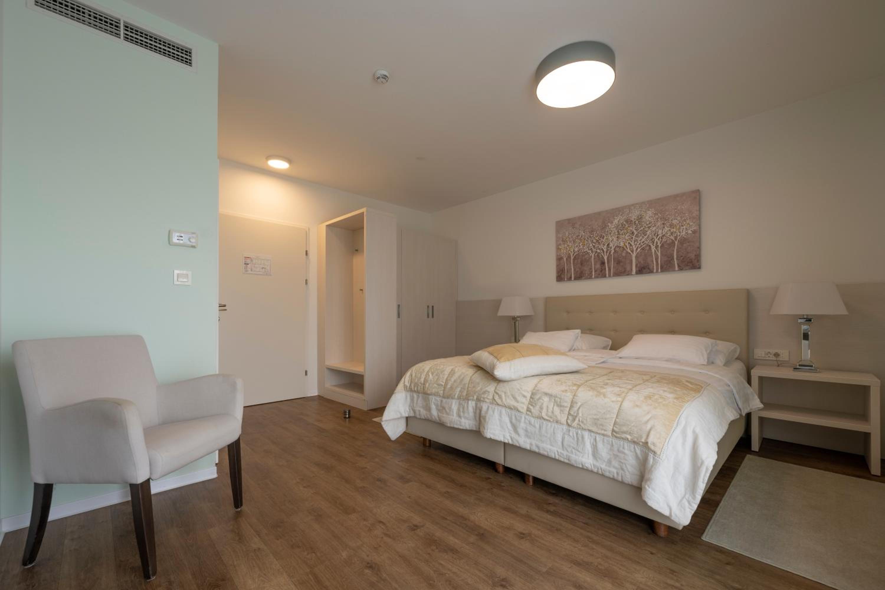 Double Room with Balcony - Photo 9