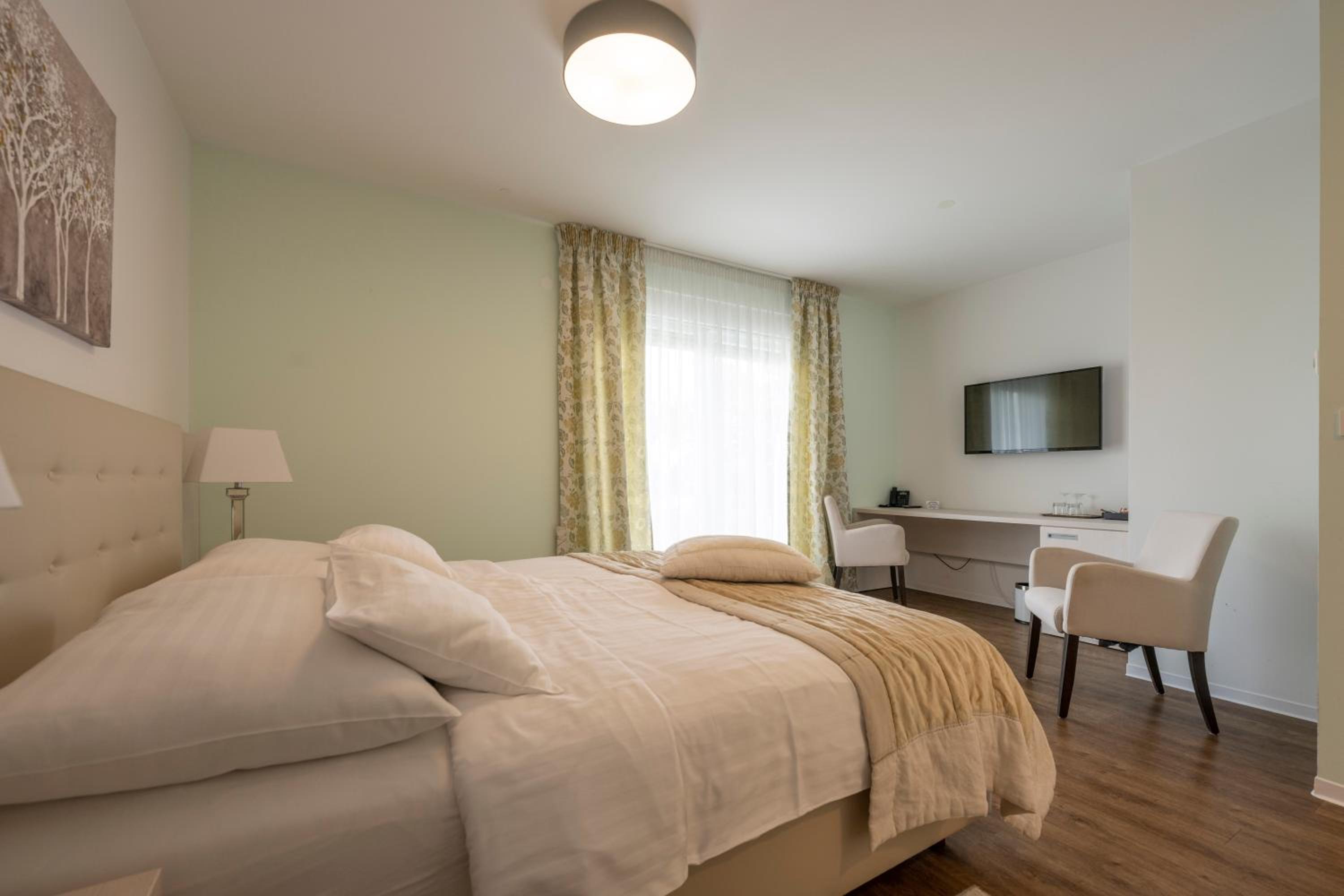 Double Room with Balcony - Photo 10