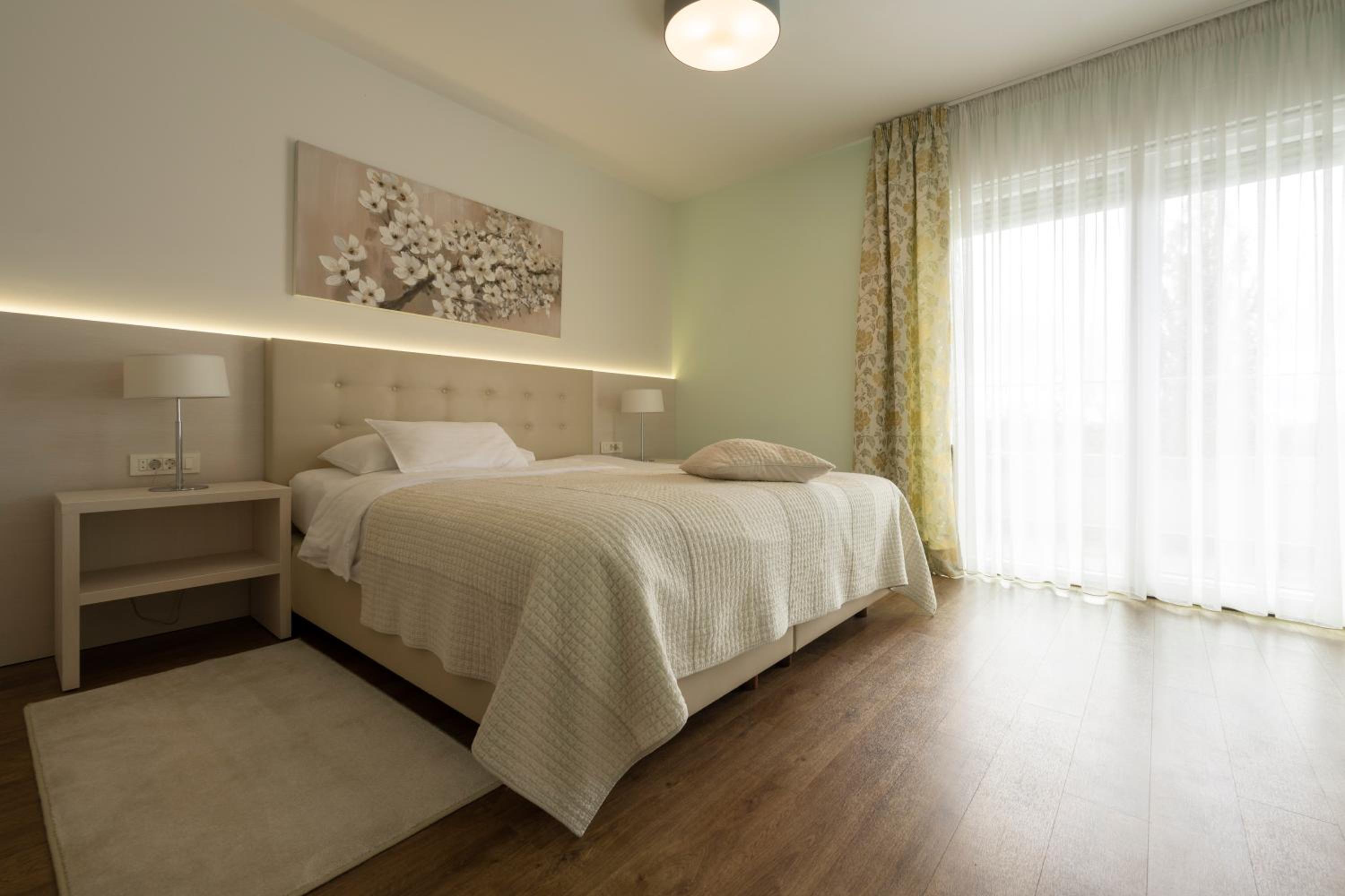 Double Room with Balcony - Photo 11