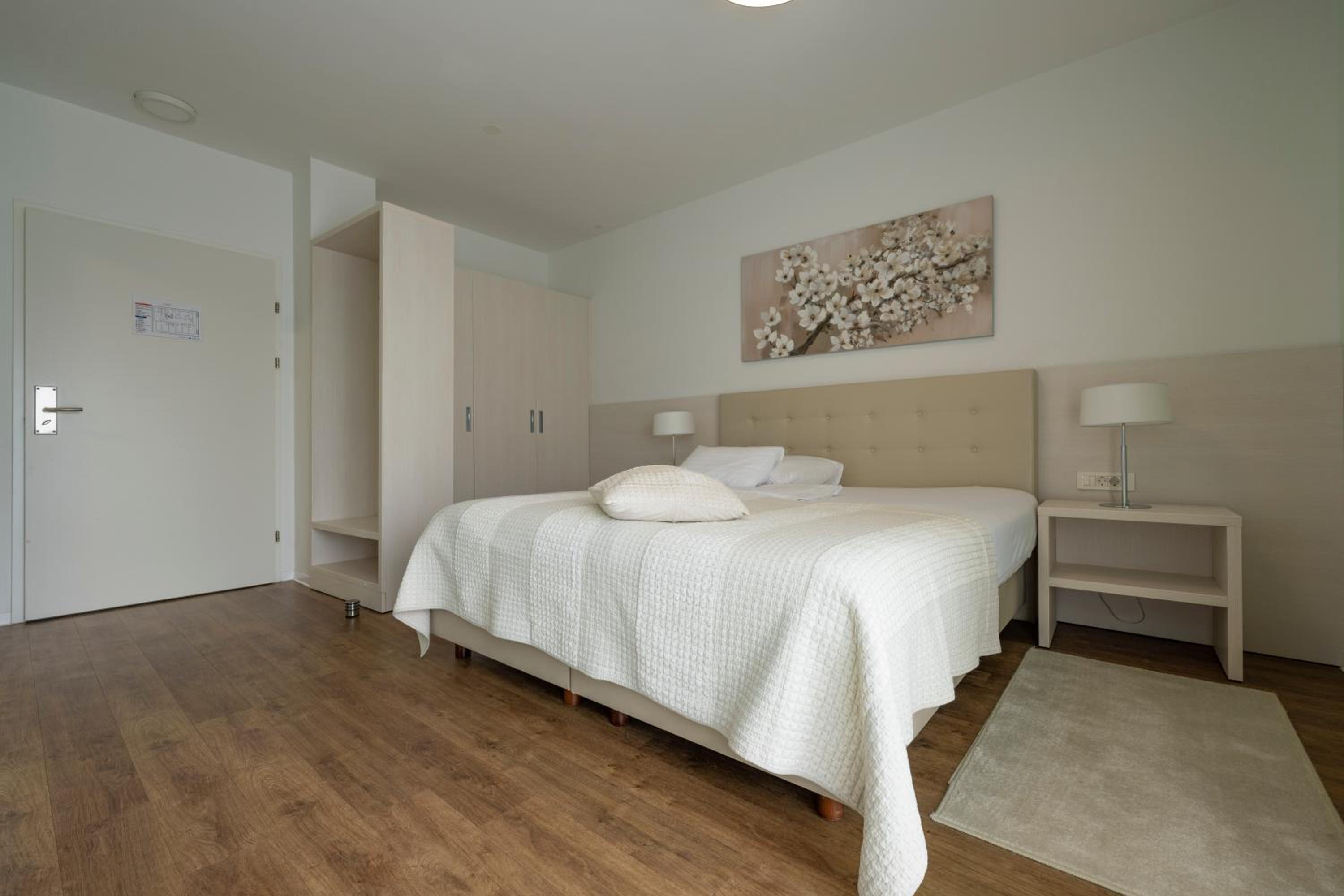 Double Room with Balcony - Photo 12