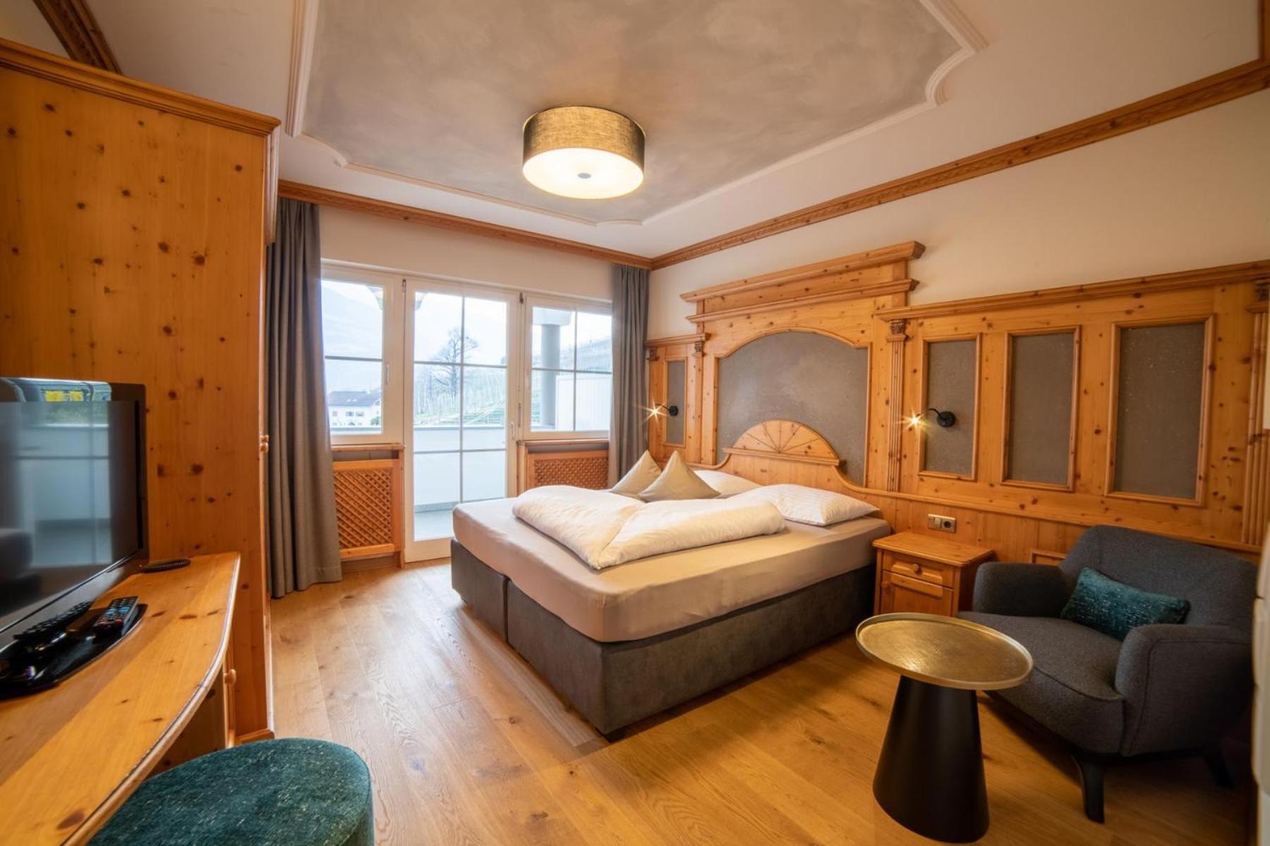 Deluxe Double Room with Balcony photo 2