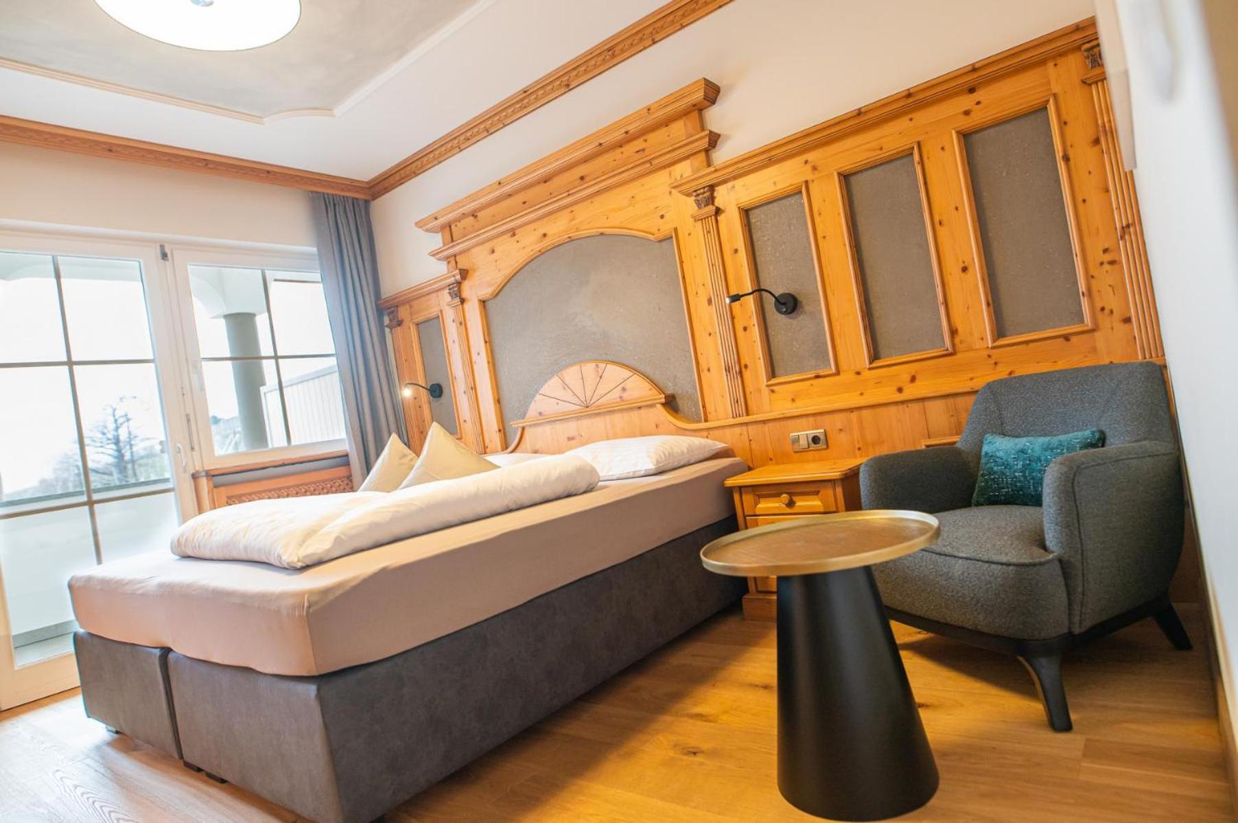 Deluxe Double Room with Balcony photo 3
