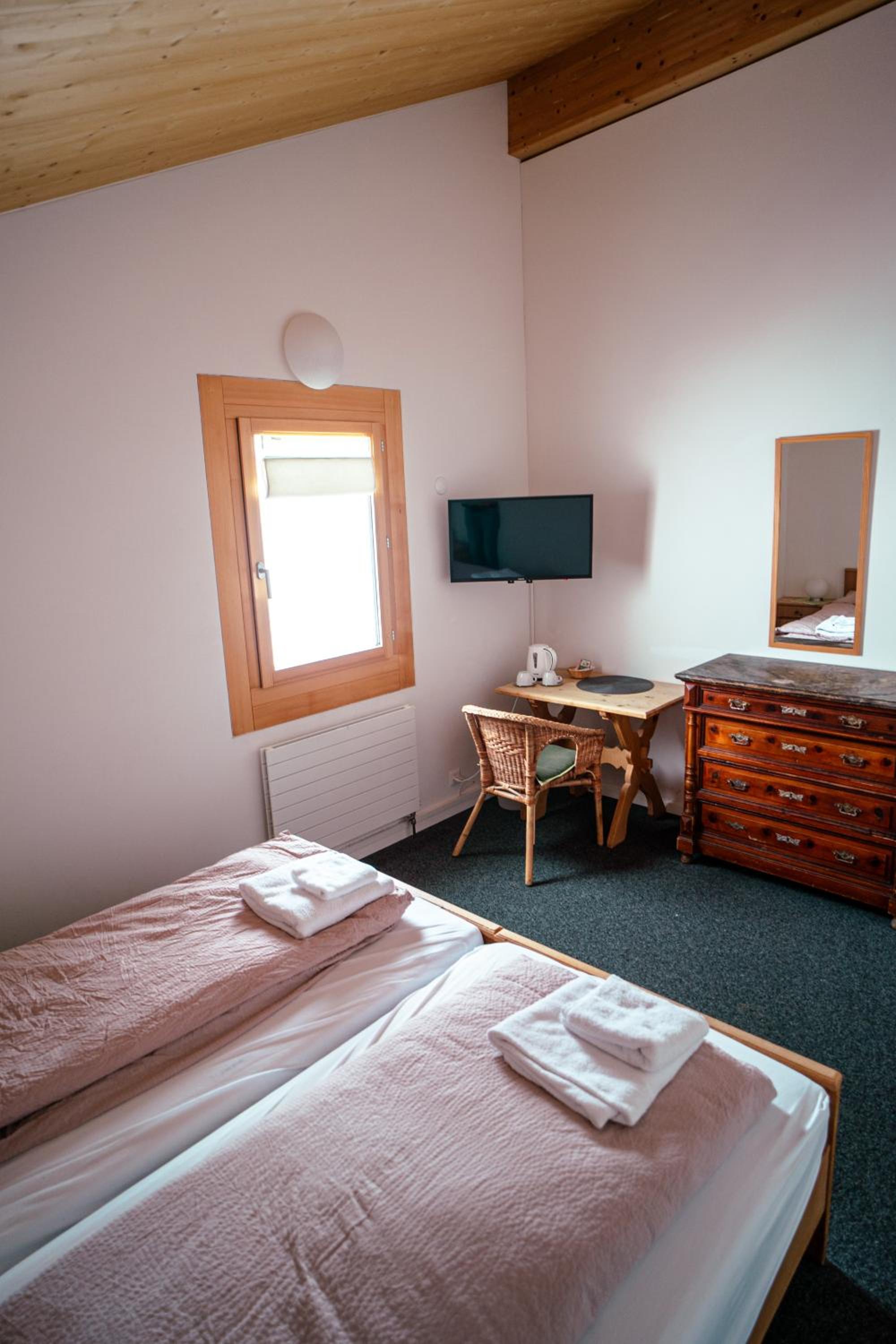 Double Room with Shared Bathroom photo 2