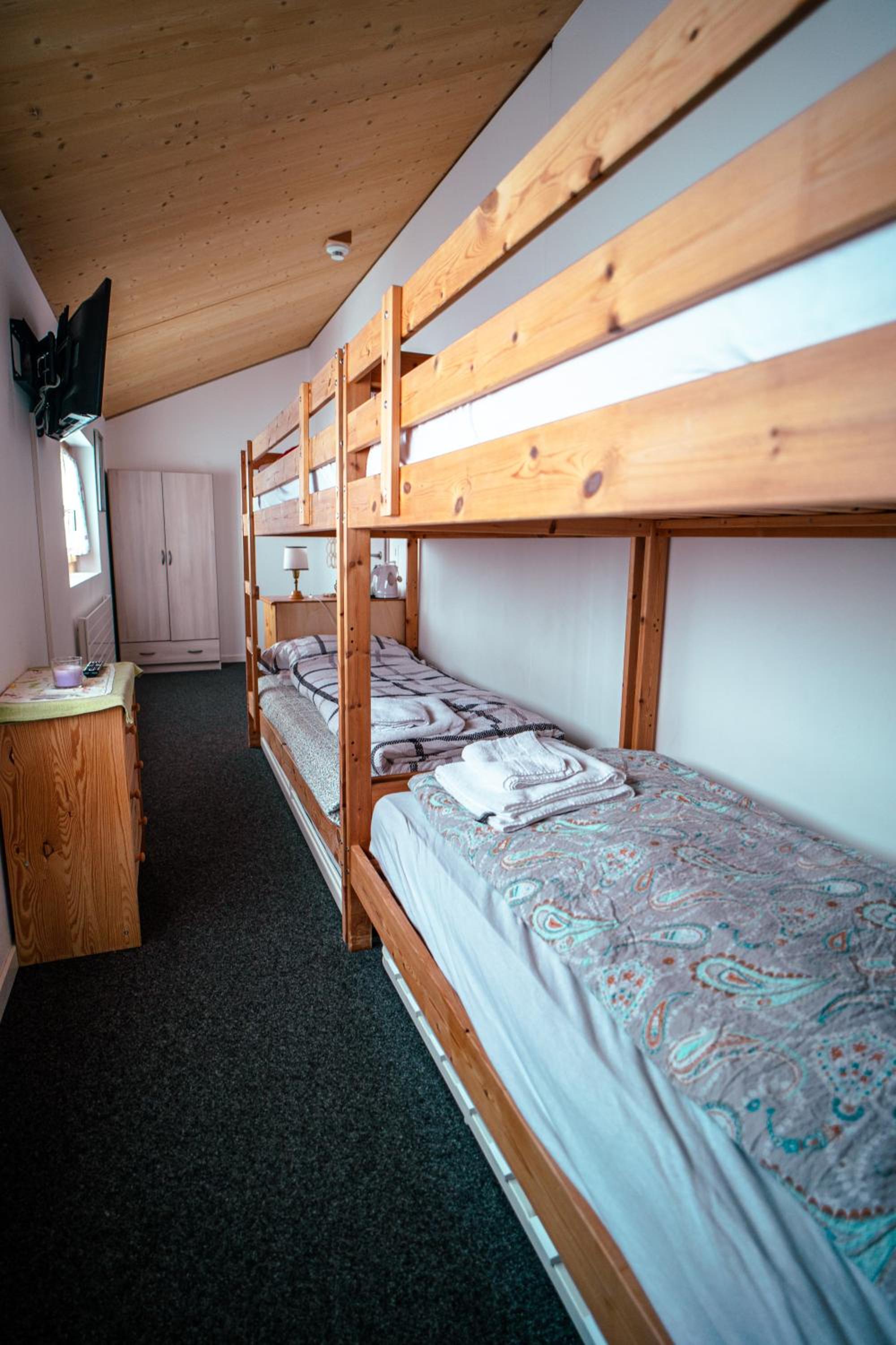 Quadruple Room with Shared Bathroom photo 2