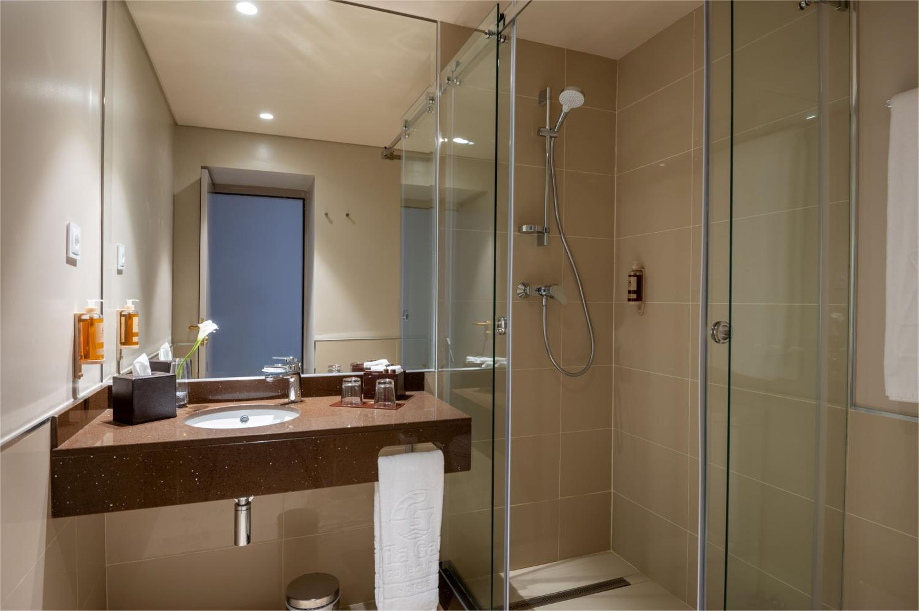 Twin Room - Photo 3
