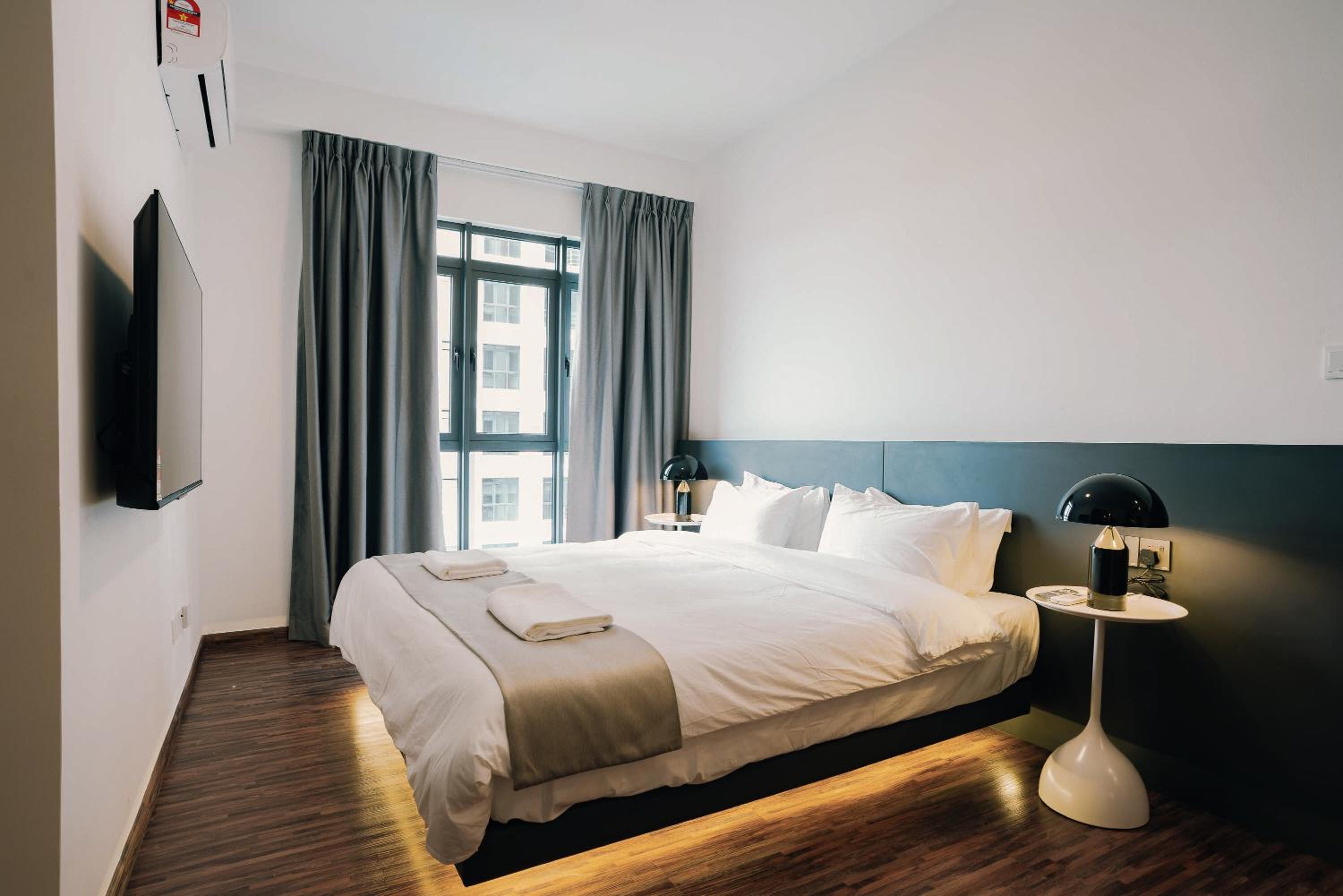 Deluxe King Suite photo 1