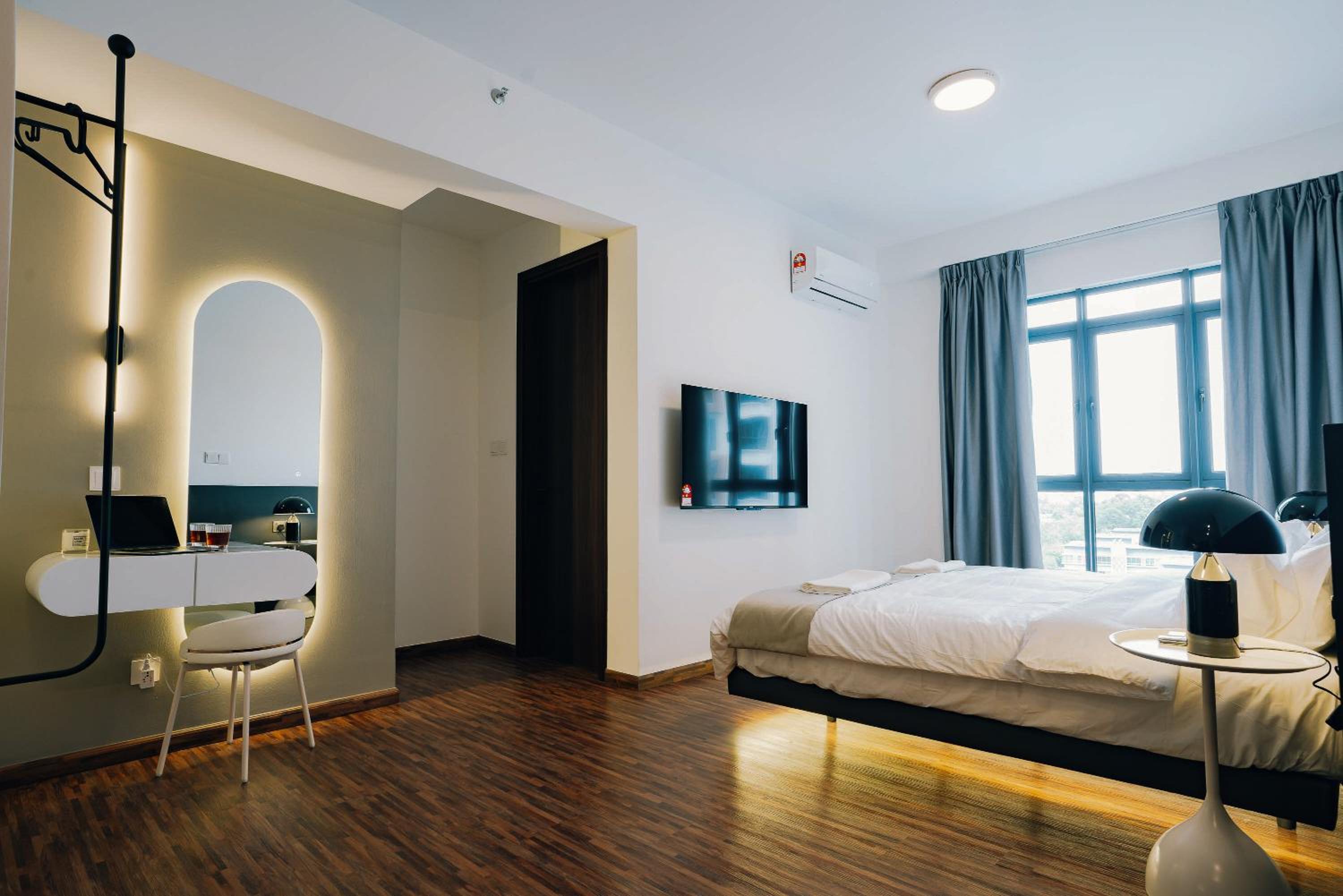 Deluxe King Suite photo 3