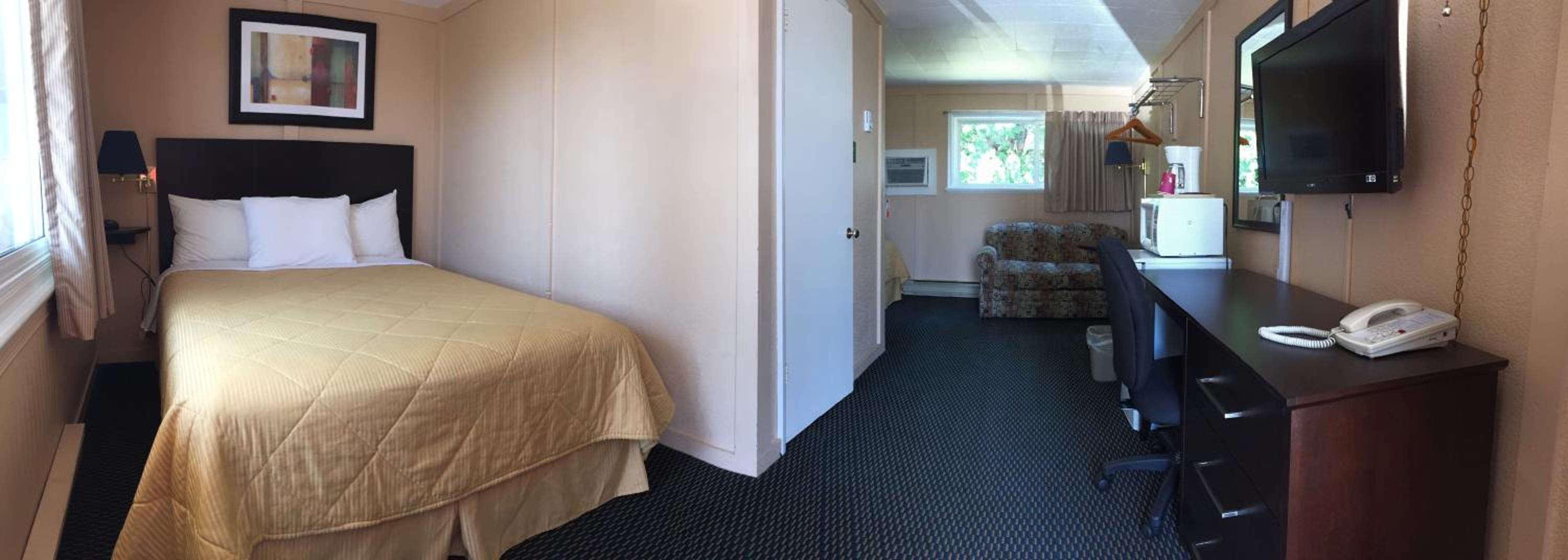 Queen Room with Two Queen Beds and Sofa Bed photo 2