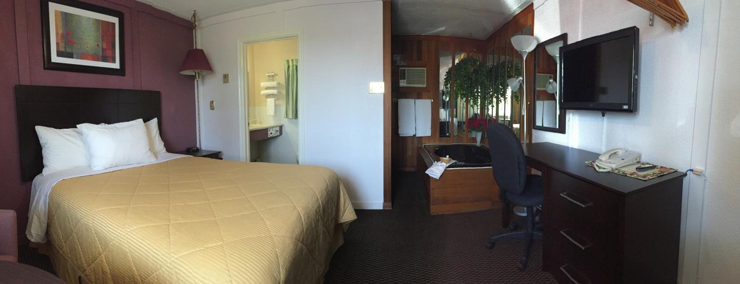 Queen Suite with Spa Bath photo 1