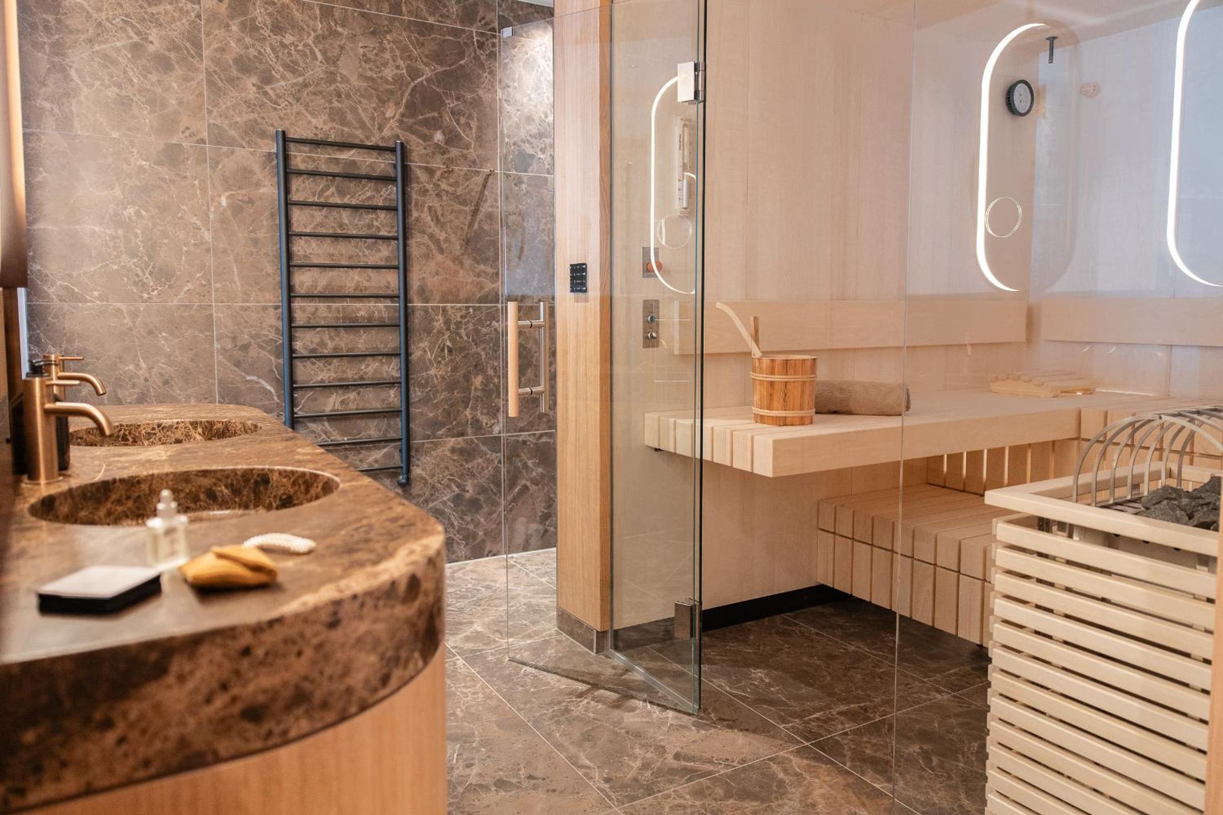 Suite with Hot Tub - Photo 2