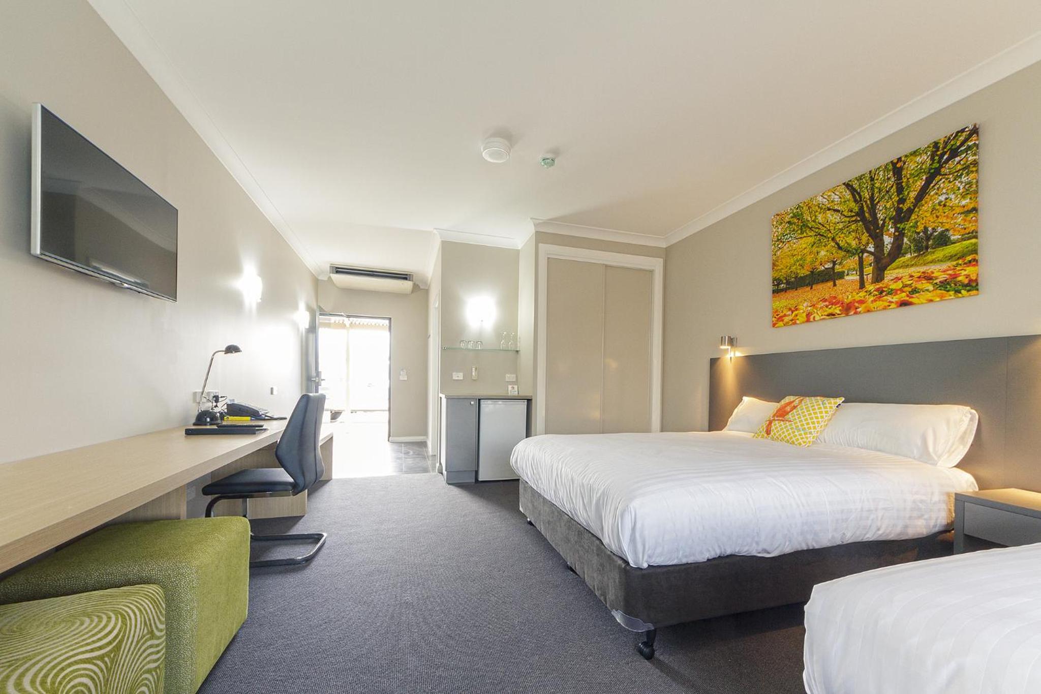 Queen Room with Single Bed