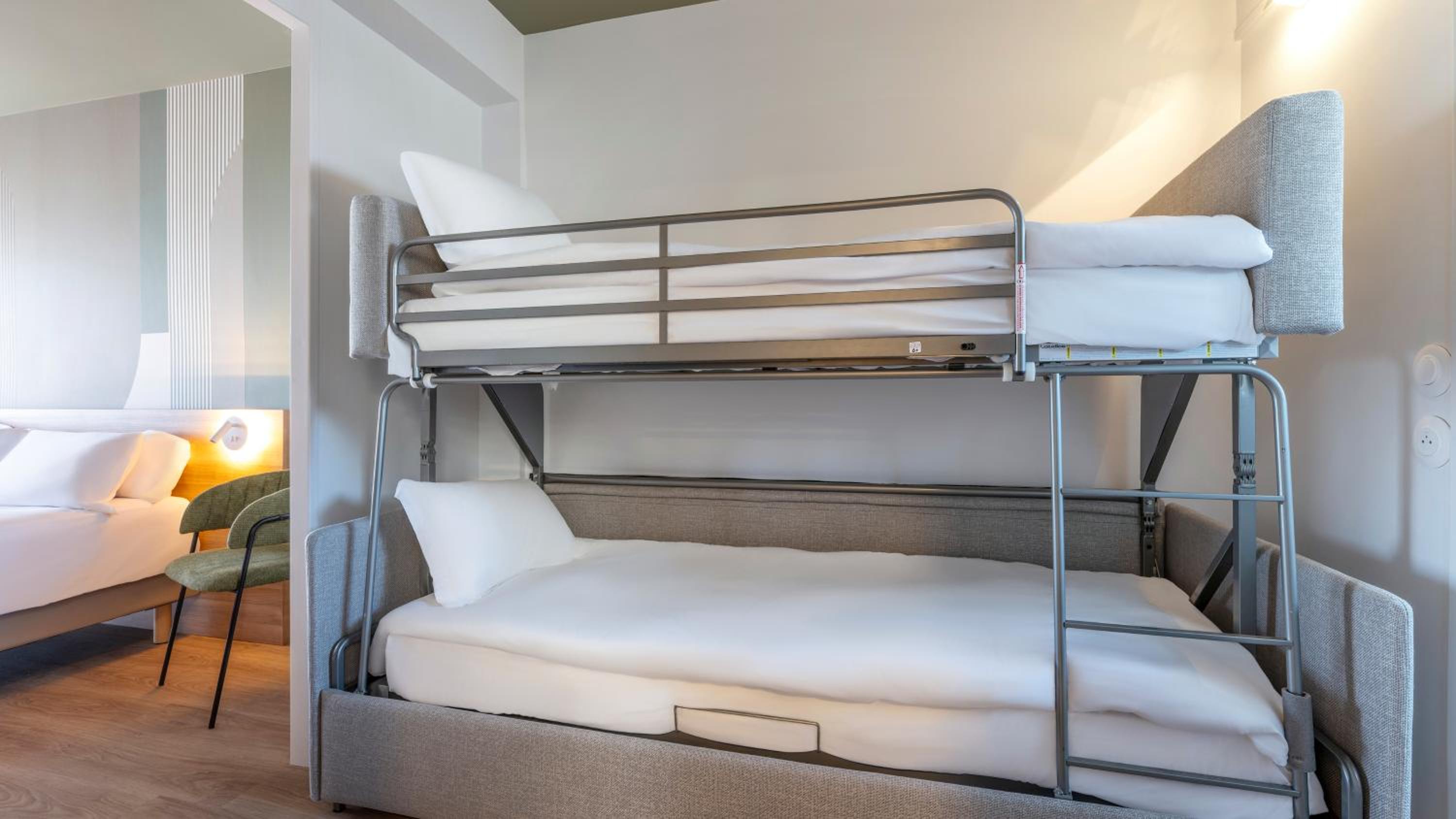 Family Room - 1 Queen Bed 1 Bunk Bed - Sea View