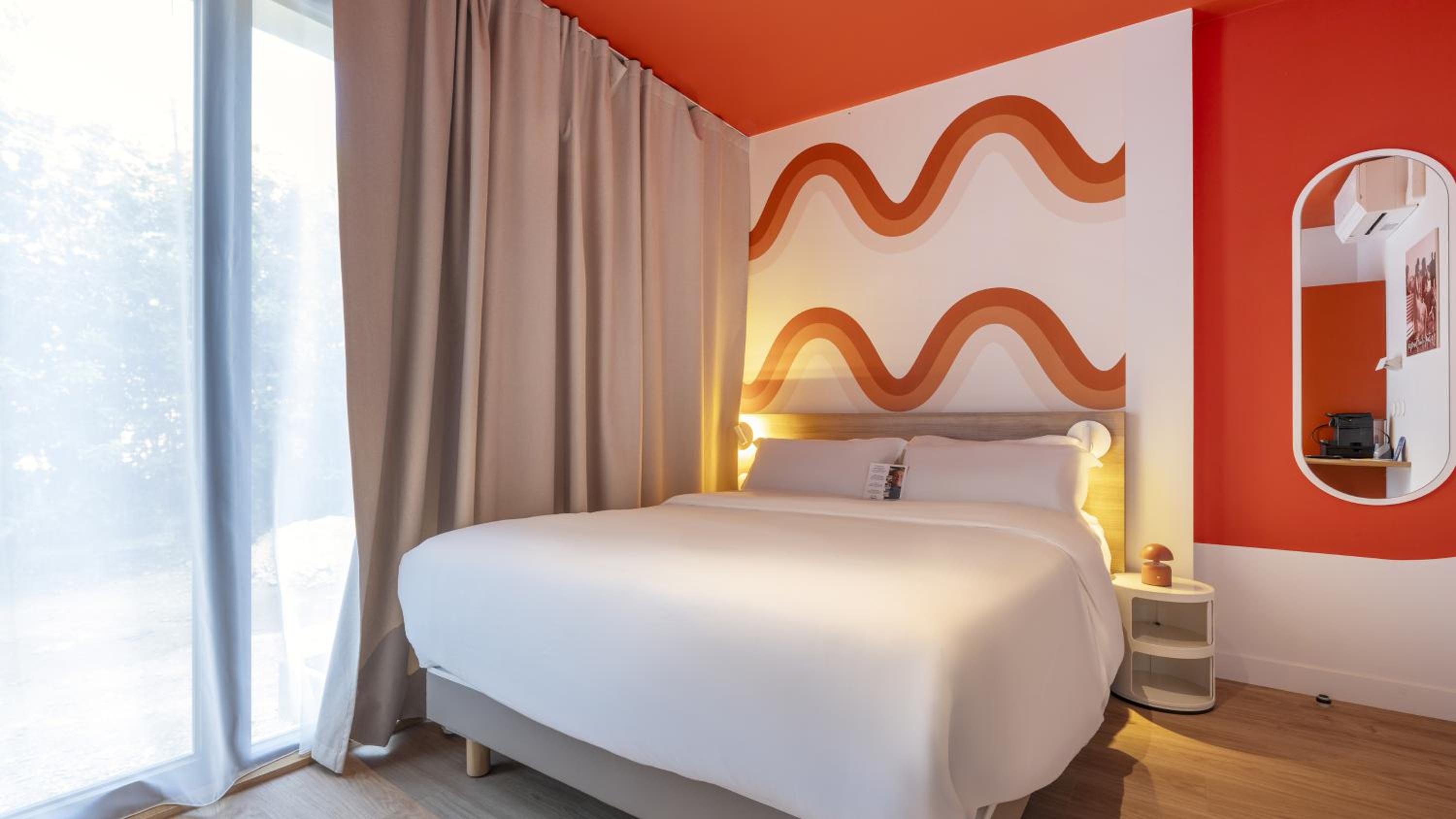 Standard Room - 1 Queen Bed - Sea Side View
